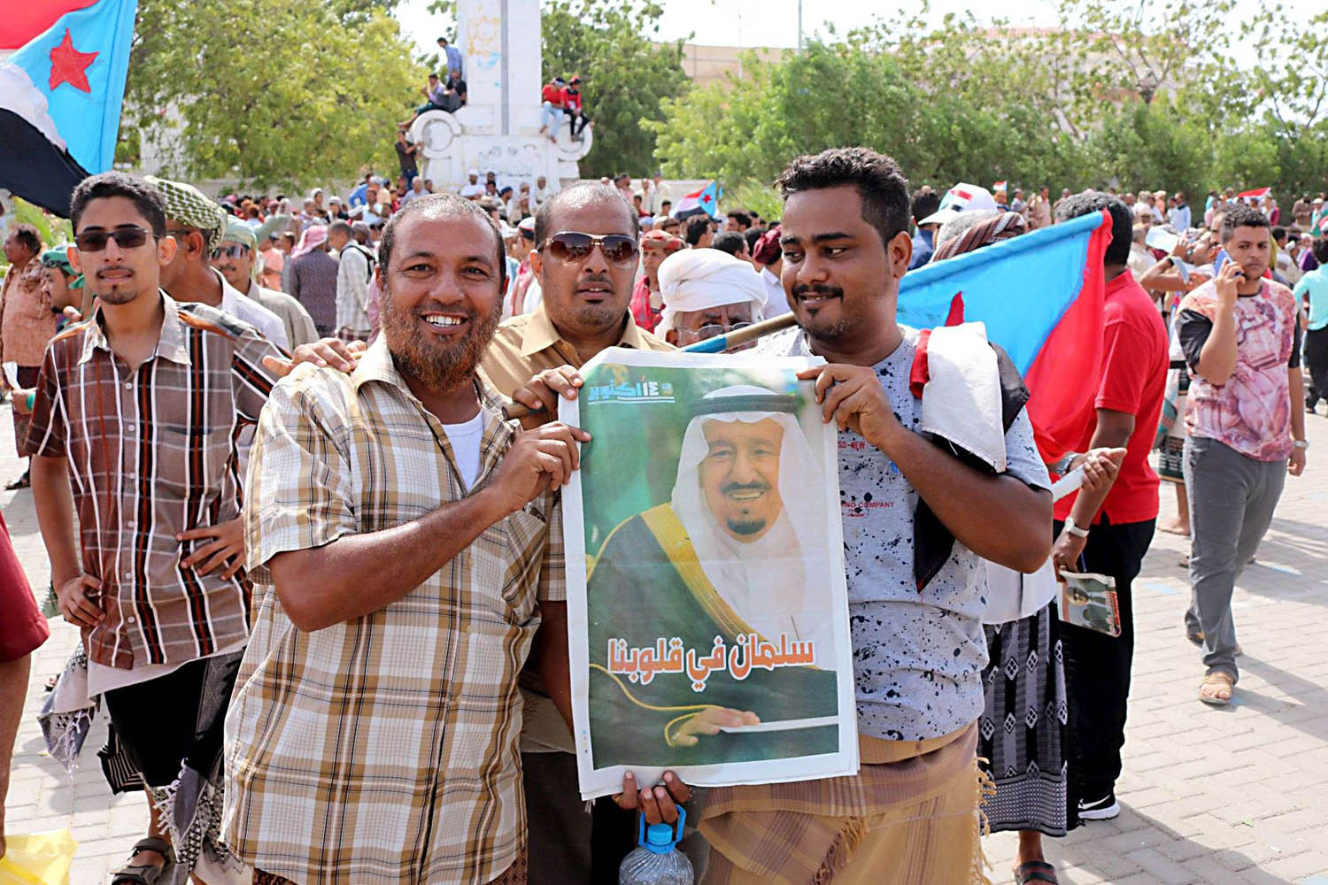 متظاهرون يمنيون في عدن يرفعون صورة الملك سلمان بن عبدالعزيز