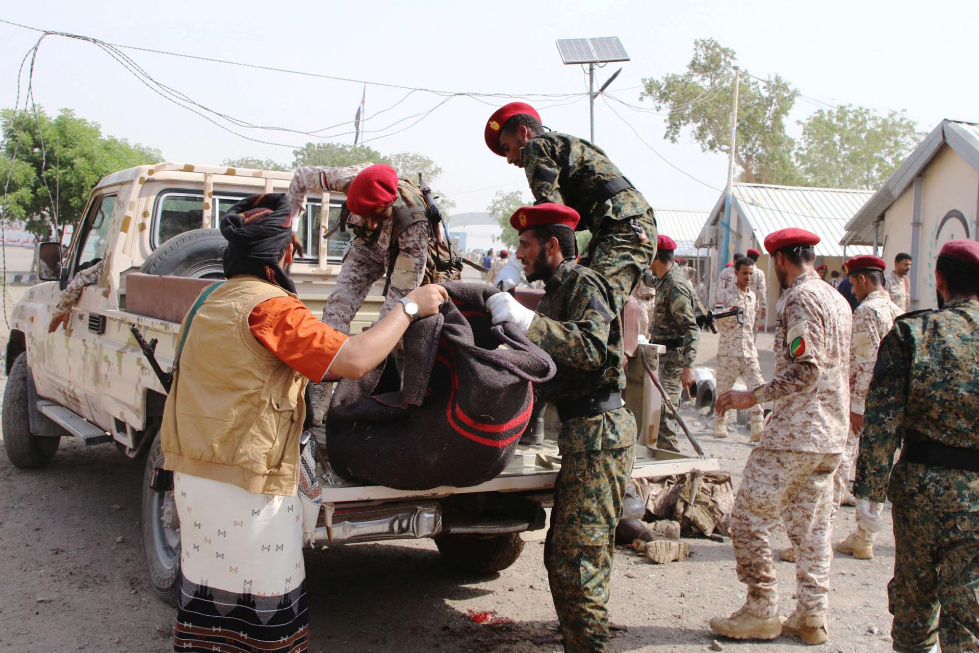 مقتل جنود  في هجمات للحوثيين على  عرض عسكري في عدن