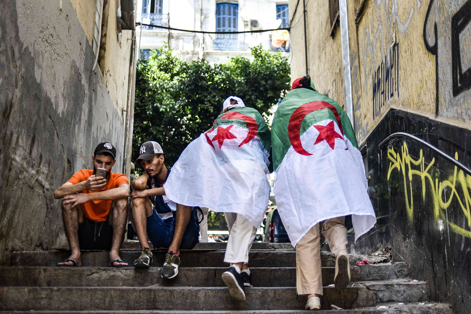 متظاهرون جزائريون يمرون في القصبة في الجزائر