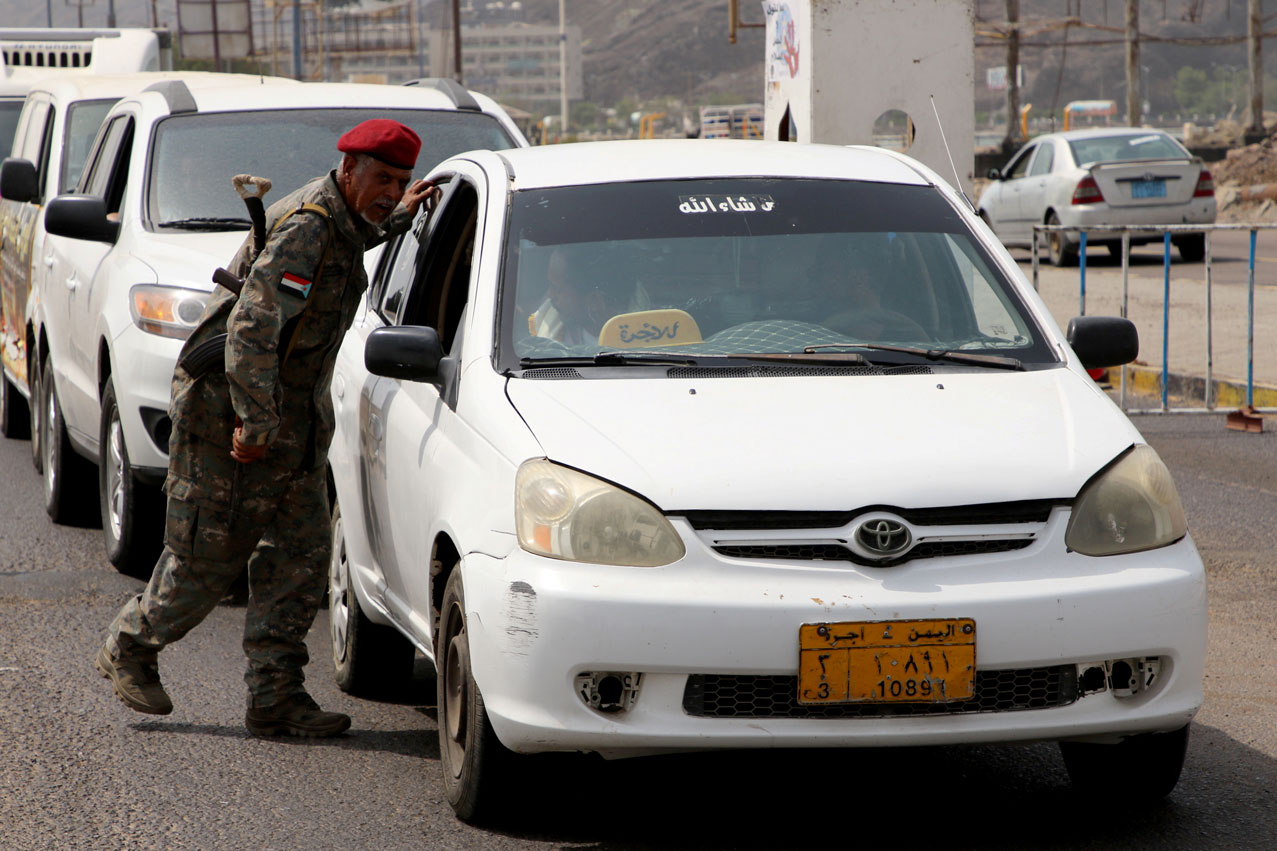 STC fighter mans a checkpoint in Aden, Yemen