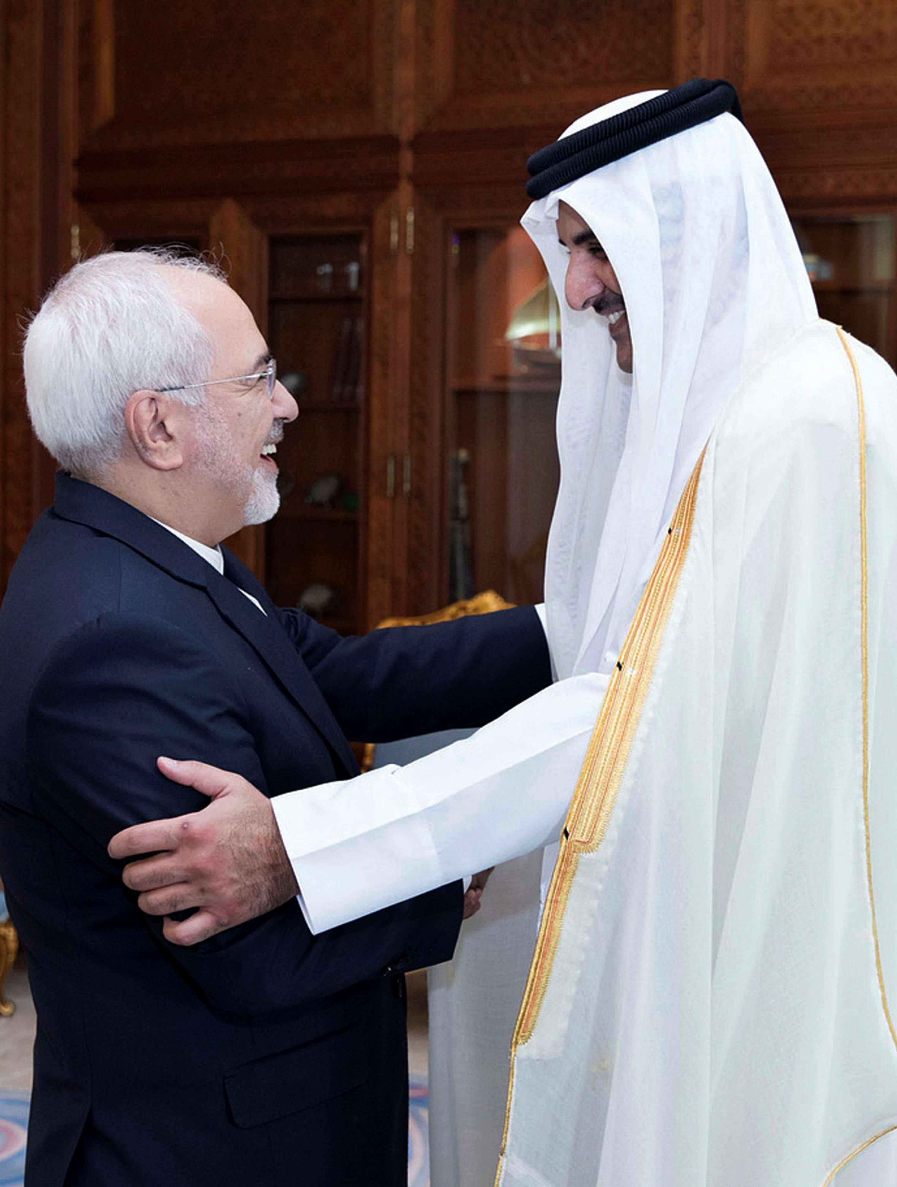وزير الخارجية الإيراني في لقاء سابق في الدوحة مع أمير قطر الشيخ تميم بن حمد