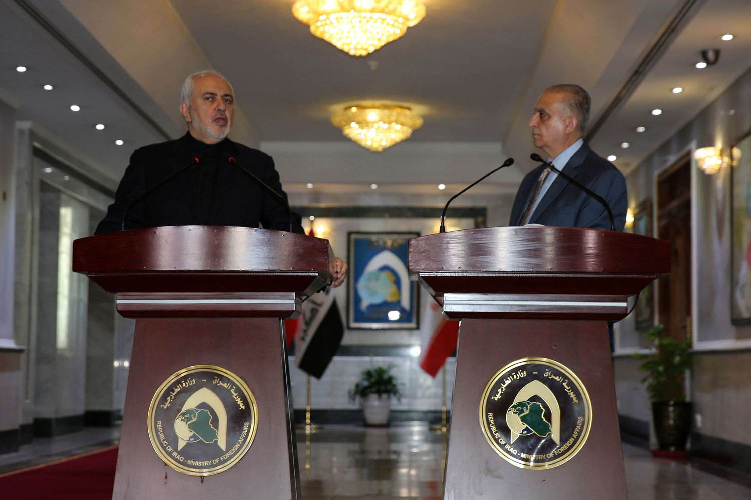 وزير الخارجية العراقي محمد الحكيم ووزير الخارجية الإيراني محمد جواد ظريف في مؤتمر صحفي مشترك في بغداد