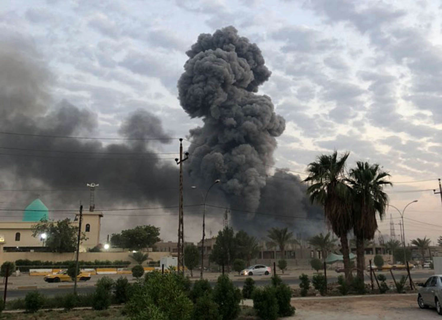 سحب الدخان ترتفع بعد تفجيرات لمخازن اسلحة للحشد الشعبي جنوب بغداد