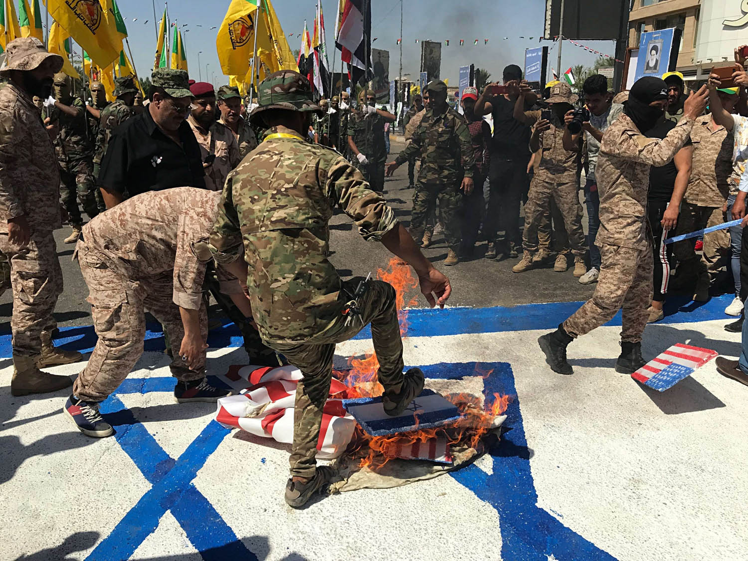 قوات الحشد تستعرض وسط بغداد بحرق اعلام إسرائيل والولايات المتحدة