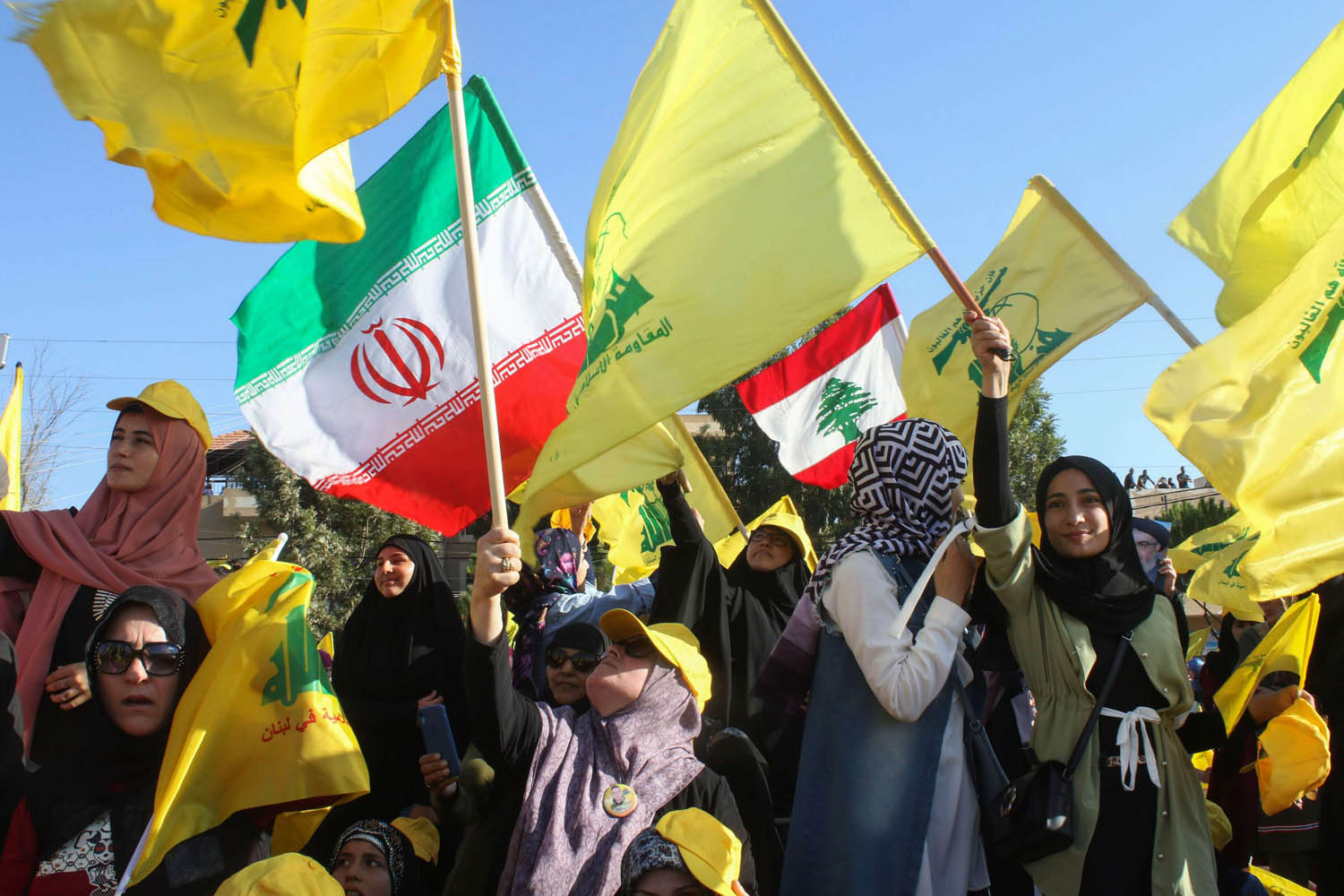 متظاهرون لبنانيون يرفعون رايات حزب الله والعلمين الإيراني واللبناني في بيروت