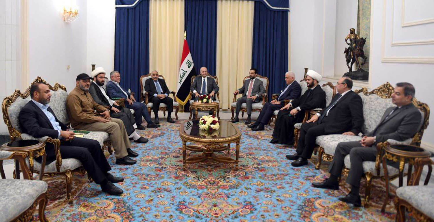الرئيس العراقي برهم صالح يتوسط كبار المسؤولين وزعماء الحشد الشعبي في اجتماع في بغداد