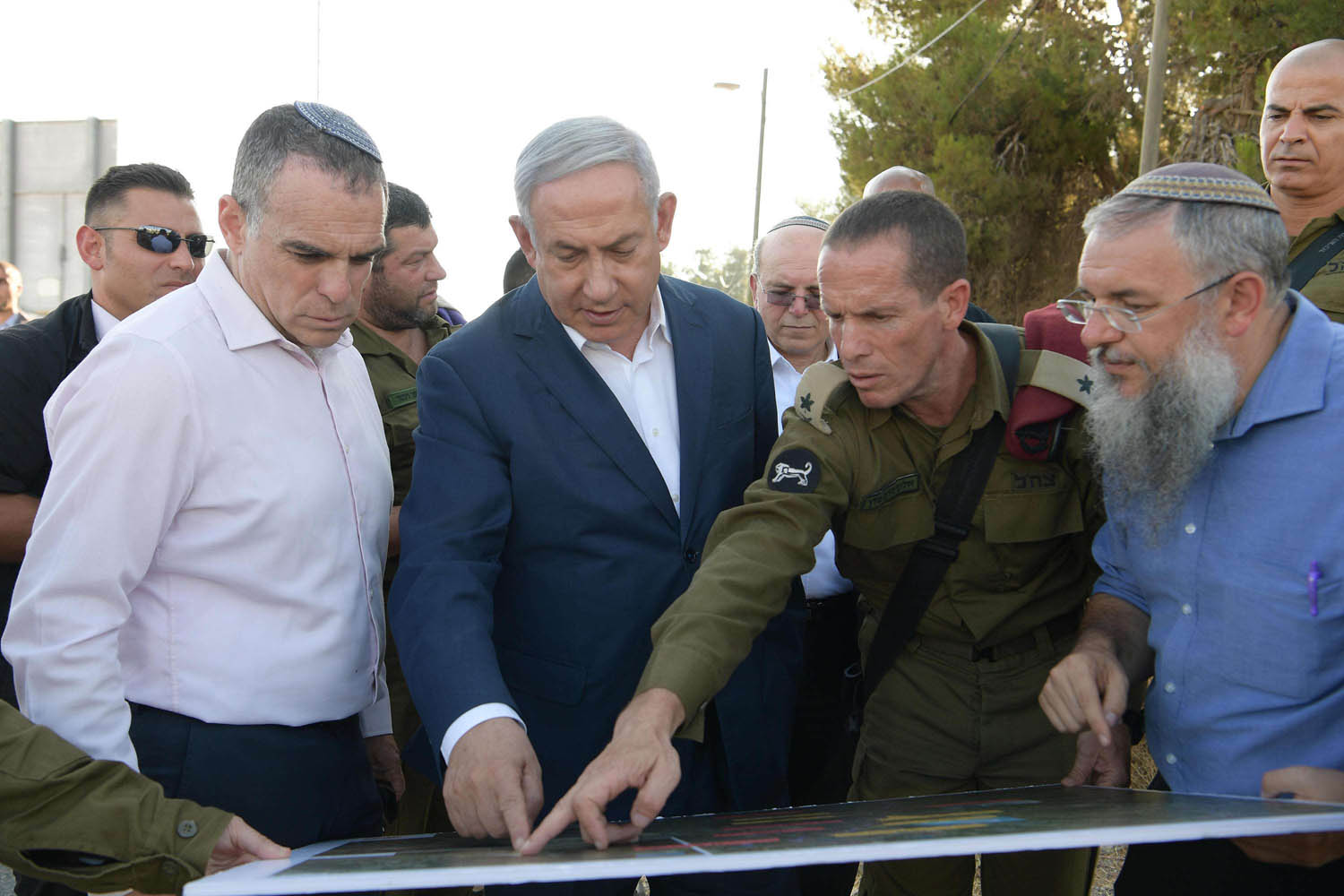 رئيس الوزراء الإسرائيلي بنيامين نتنياهو مع مجموعة من العسكريين