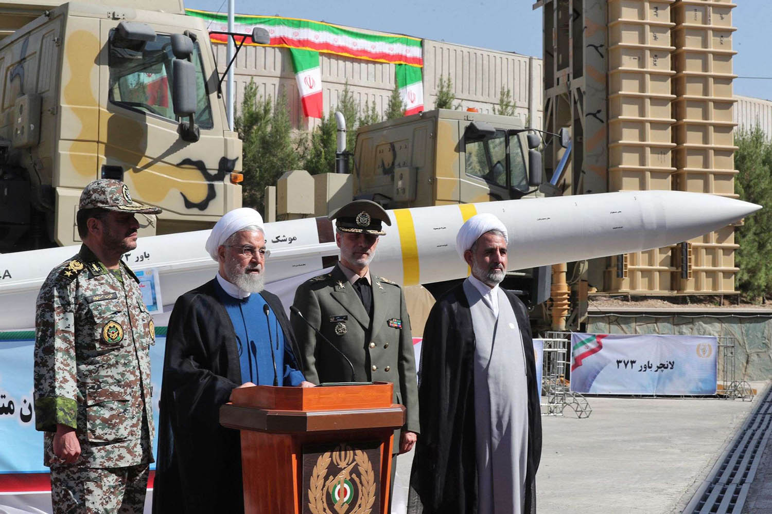 الرئيس الإيراني حسن روحاني يدشن منظومة صواريخ جديدة