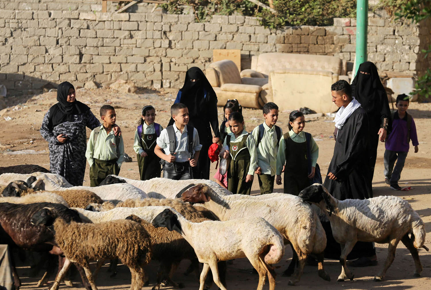 مصريات يأخذن أولادهن إلى المدرسة