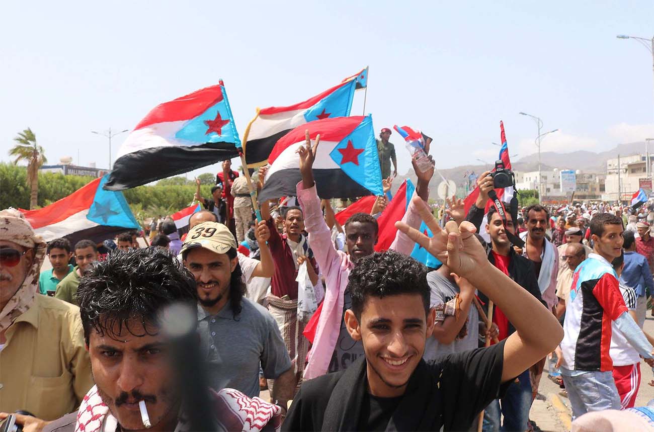 STC supporters wave flags of the former South Yemen 