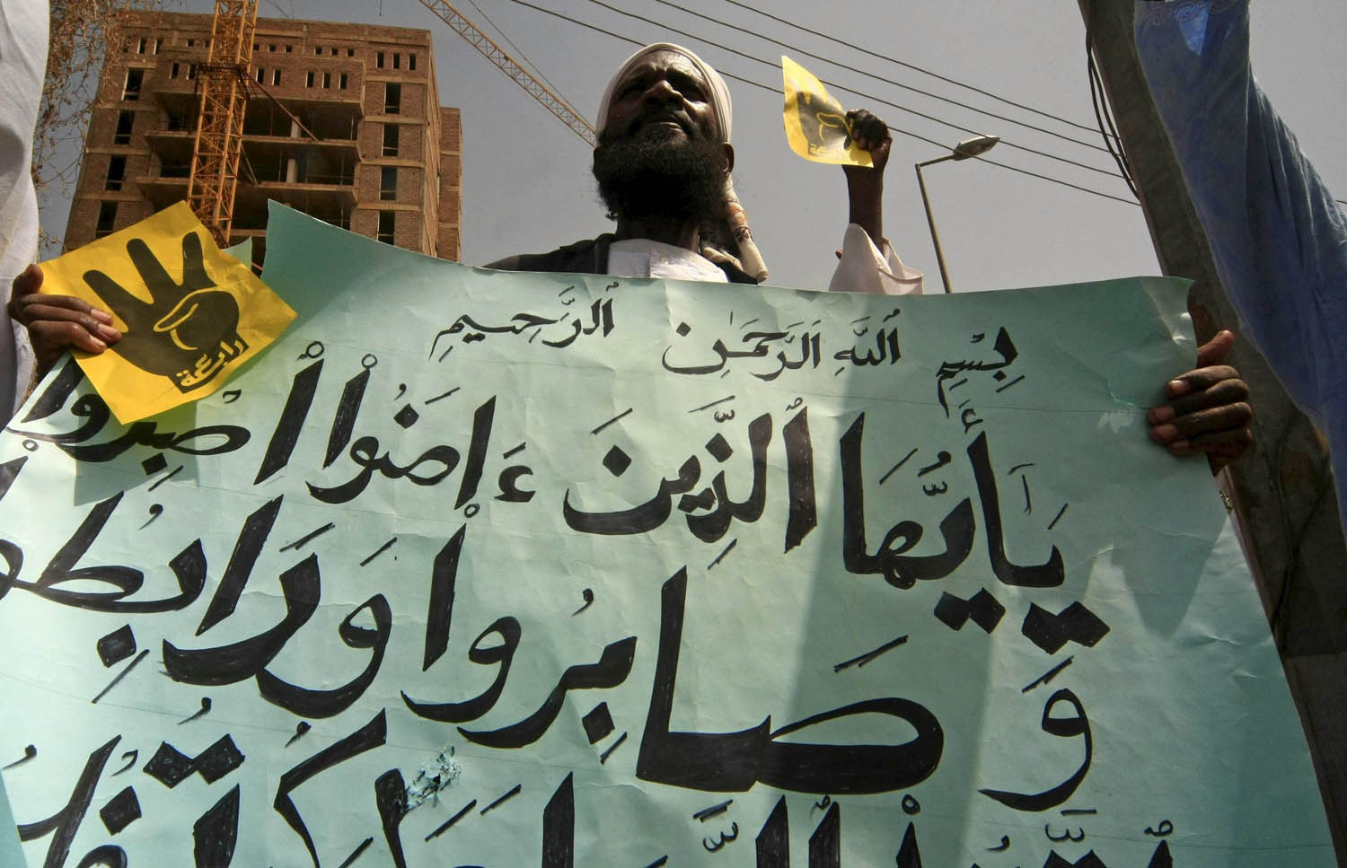 متظاهر سوداني يرفع شعارات لتنظيم الأخوان