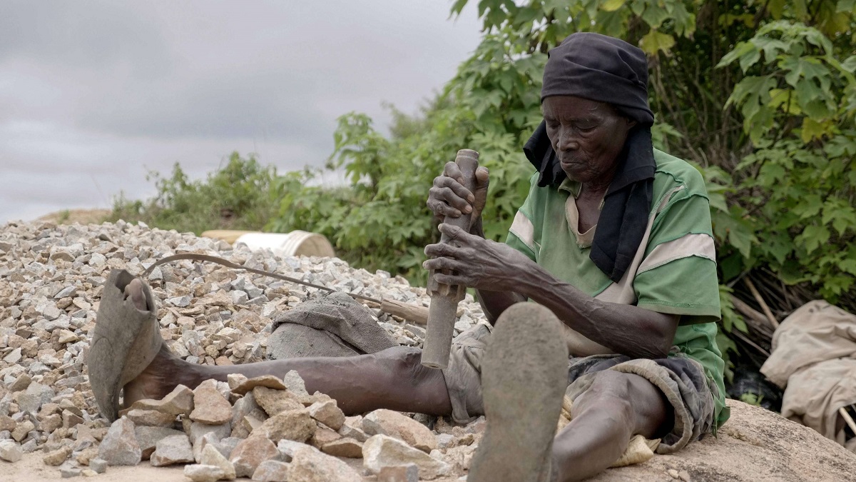 امرأة تسعينية من نيجيريا تكسب قوتها من تكسير الحجارة
