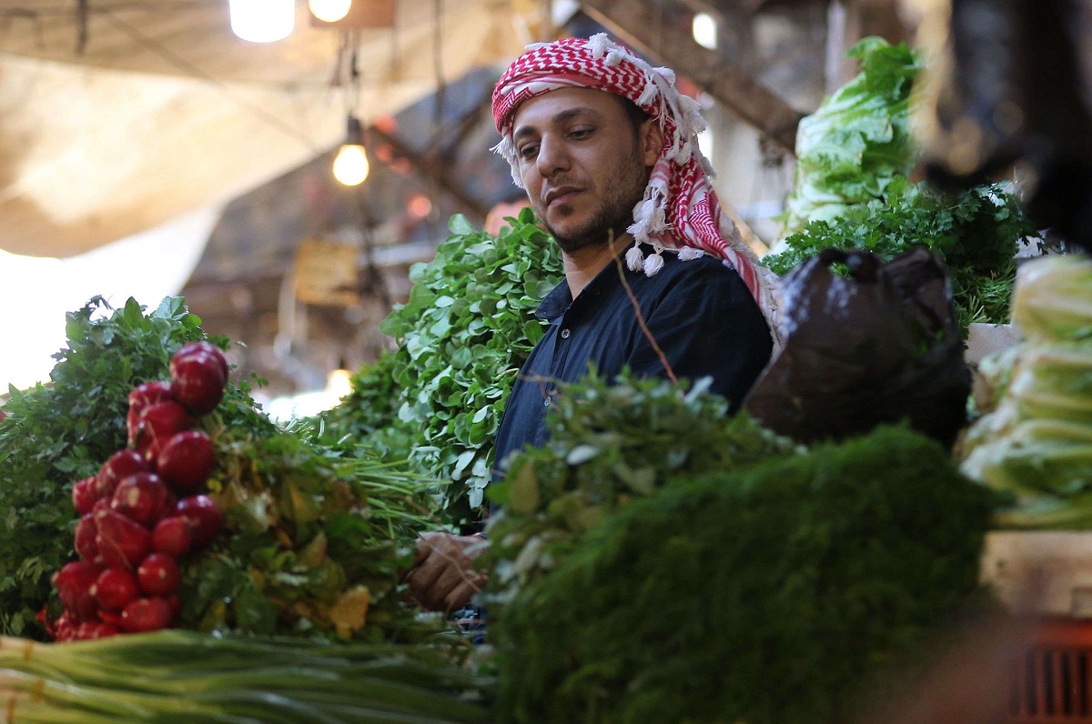 بائع خضار وفواكه أردني في وسط مدينة عمان