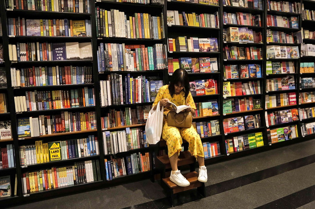 امرأة تقرأ في مكتبة عامة