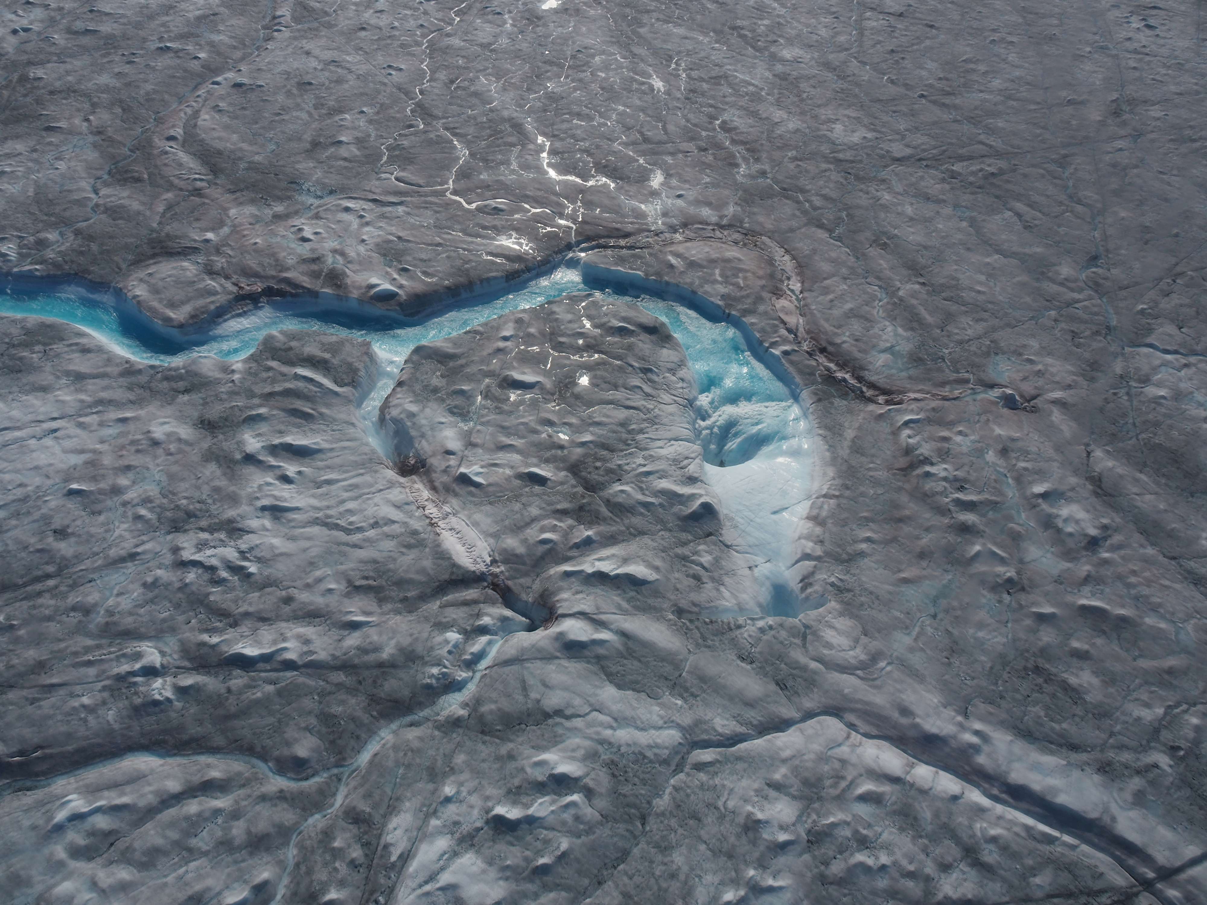 منظر لذوبان الجليد خلال موجة حارة في كانغيرلوسواك، شوهد في غرينلاند