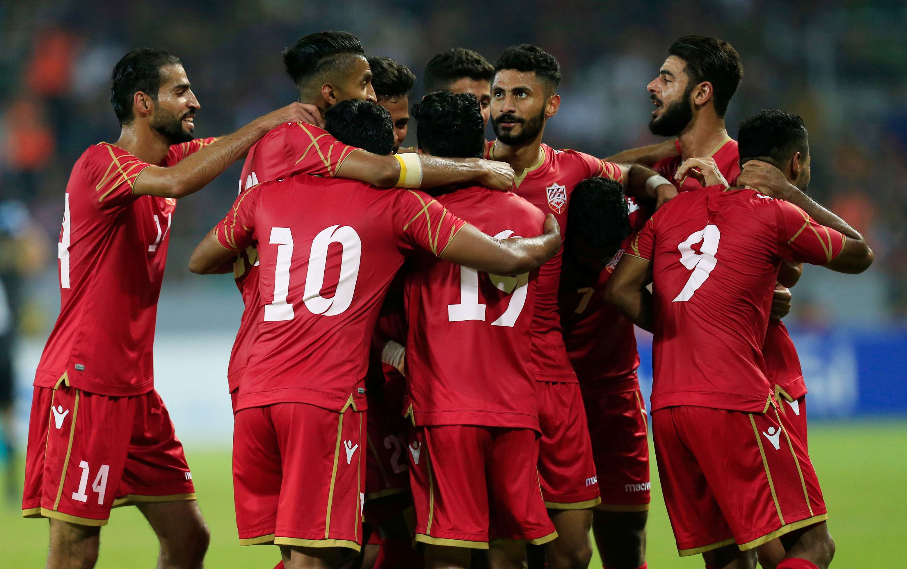 'الأحمر' البحريني بقيادة المدرب سيزار يخطو بثبات نحو النهائيات
