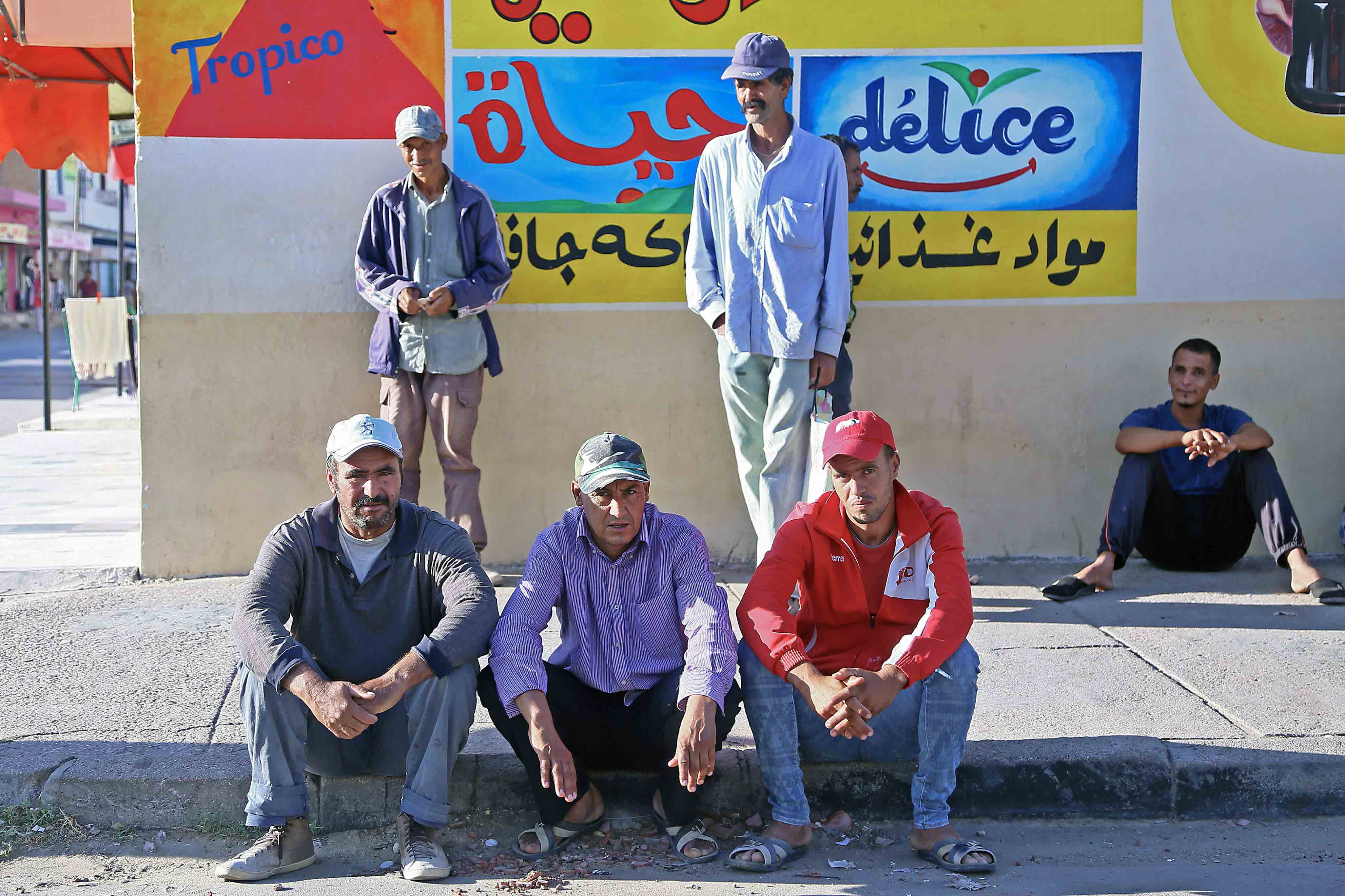 خيبة أمل من وعود بانتشالهم من البطالة