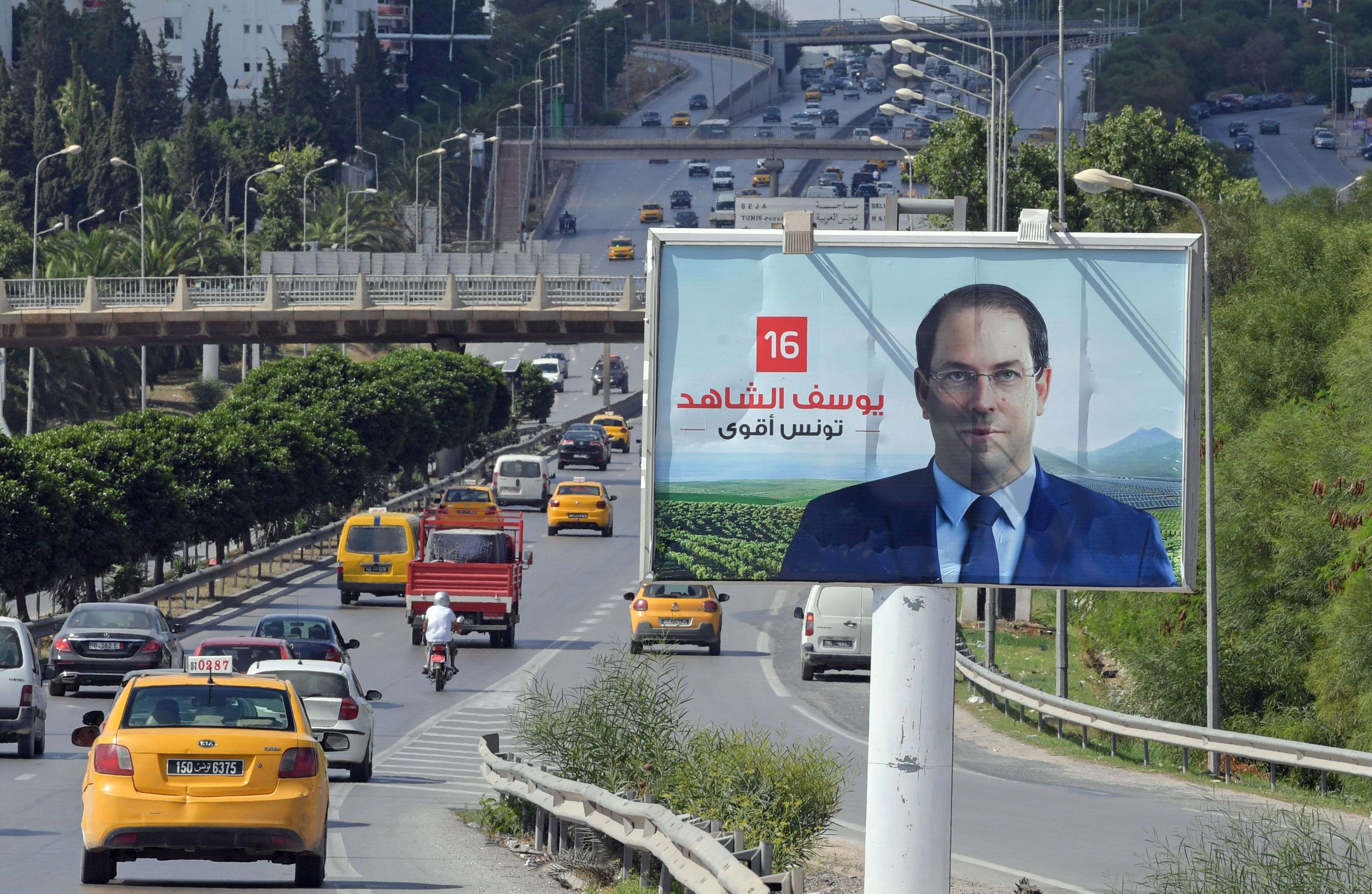 لافتة انتخابية للمرشح الرئاسي يوسف الشاهد