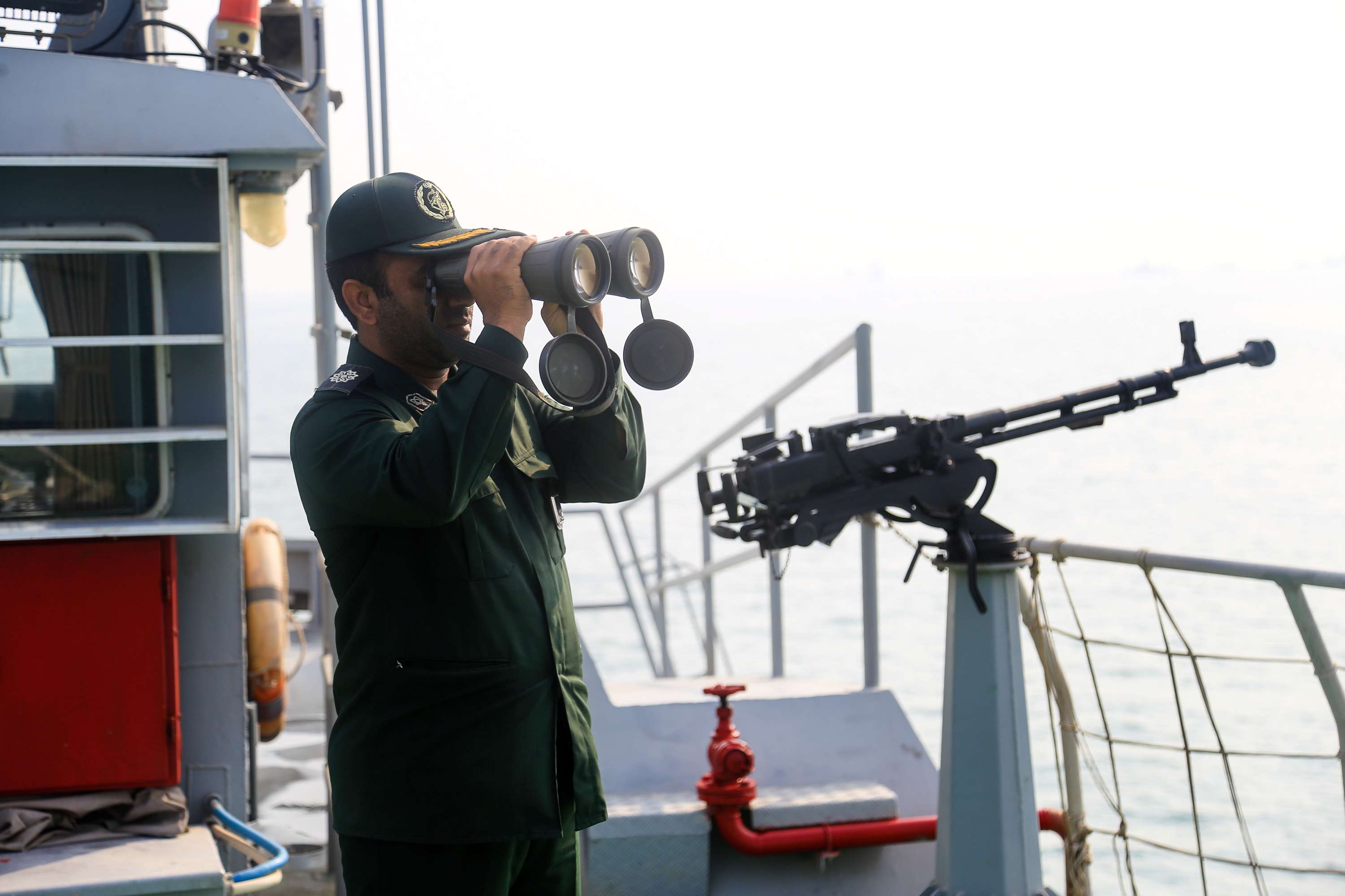 الحرس الثوري الإيراني يهدد أمن الملاحة البحرية وامدادات الطاقة للعالم