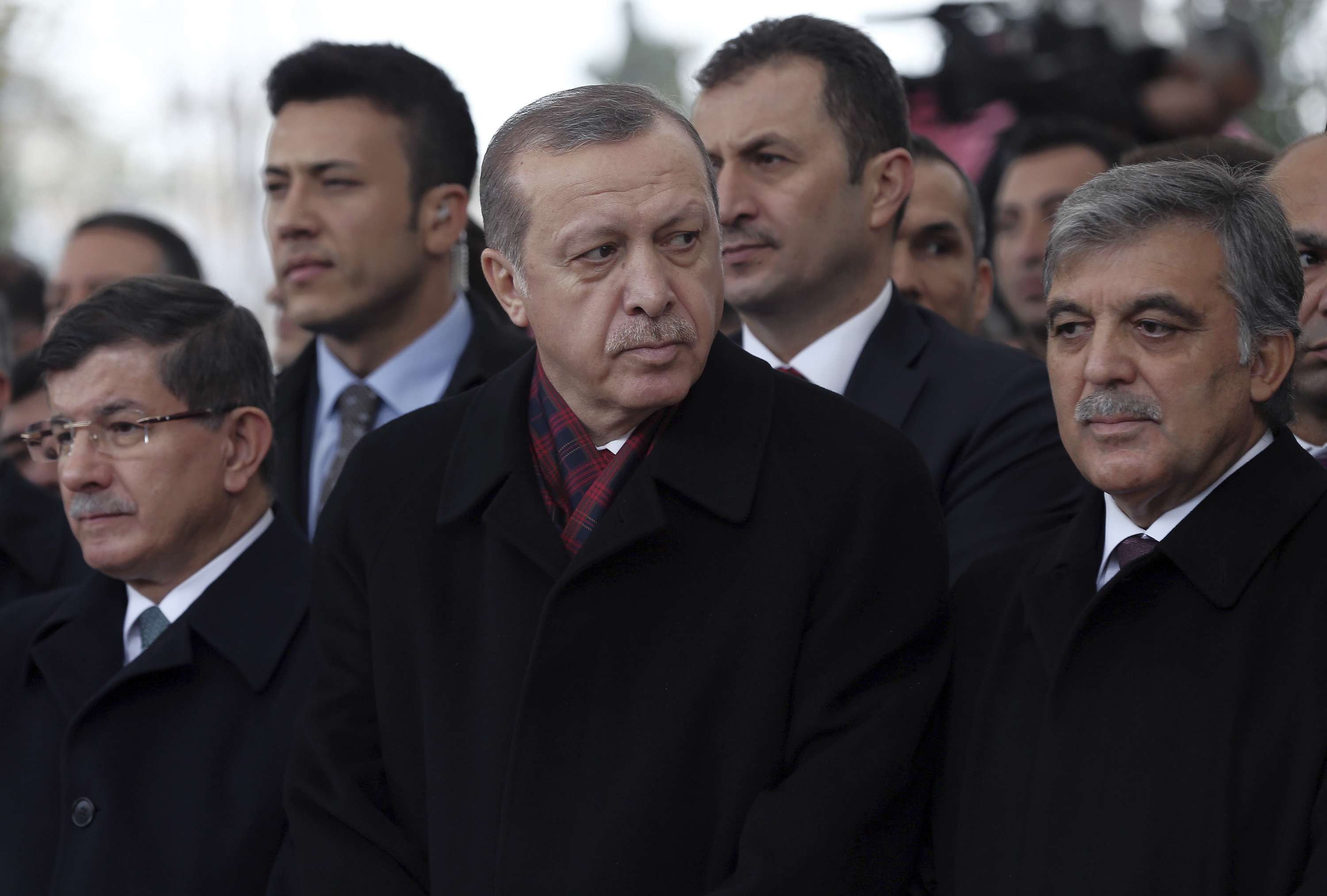 غول (يمين) وأردوغان (وسط) وداوود أوغلو (يسار)