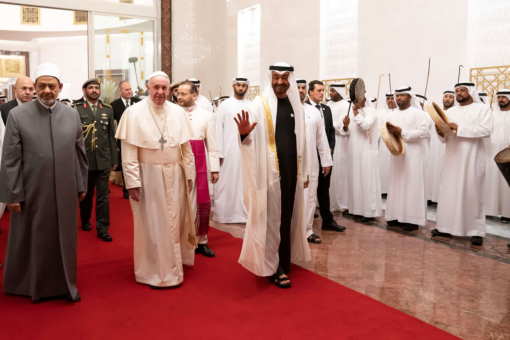  البابا فرنسيس يلتقي الأمير محمد بن زايد آل نهيان بالإمارات
