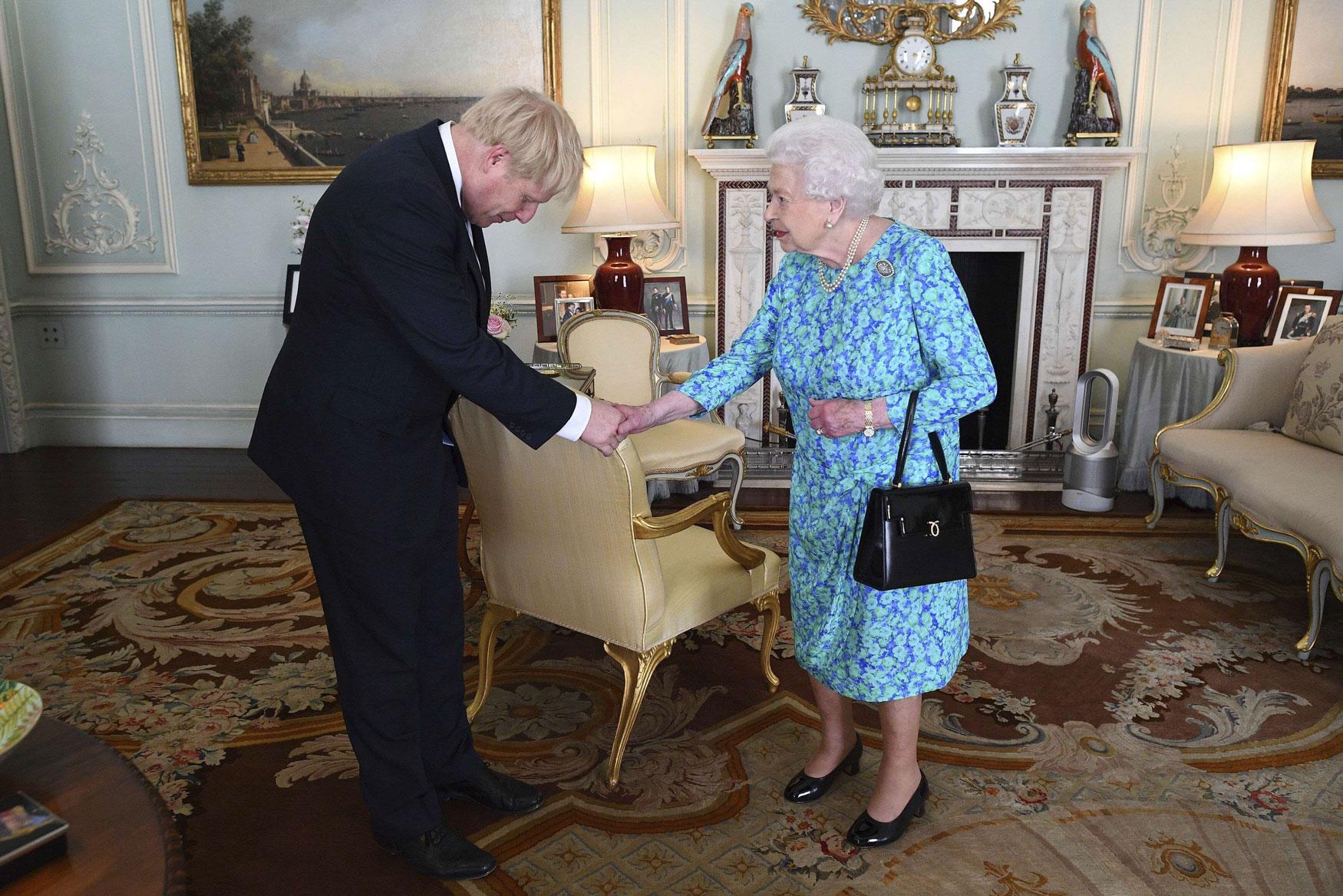 الملكة البريطانية اليزابيث الثانية ورئيس الوزراء بوريس جونسون