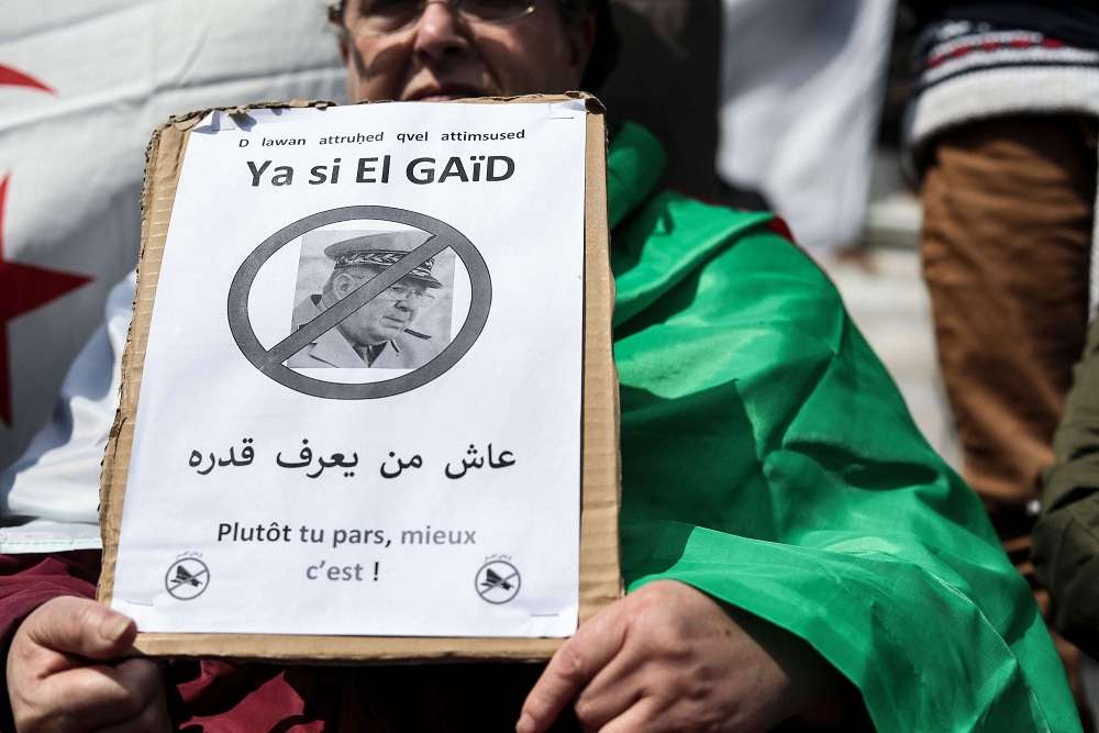 الجزائريون يطالبون برحيل قايد صالح بوصفه حليفا قويا لبوتفليقة وأحد أهم رموز نظامه