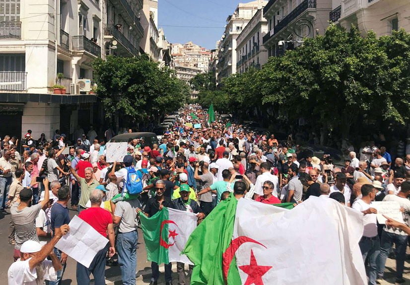 الاحتجاجات في الجزائر تراجع زخمها لكنها لم تهدأ منذ فبراير