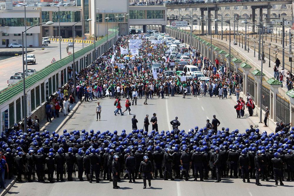 قمع المتظاهرين في الجزائر