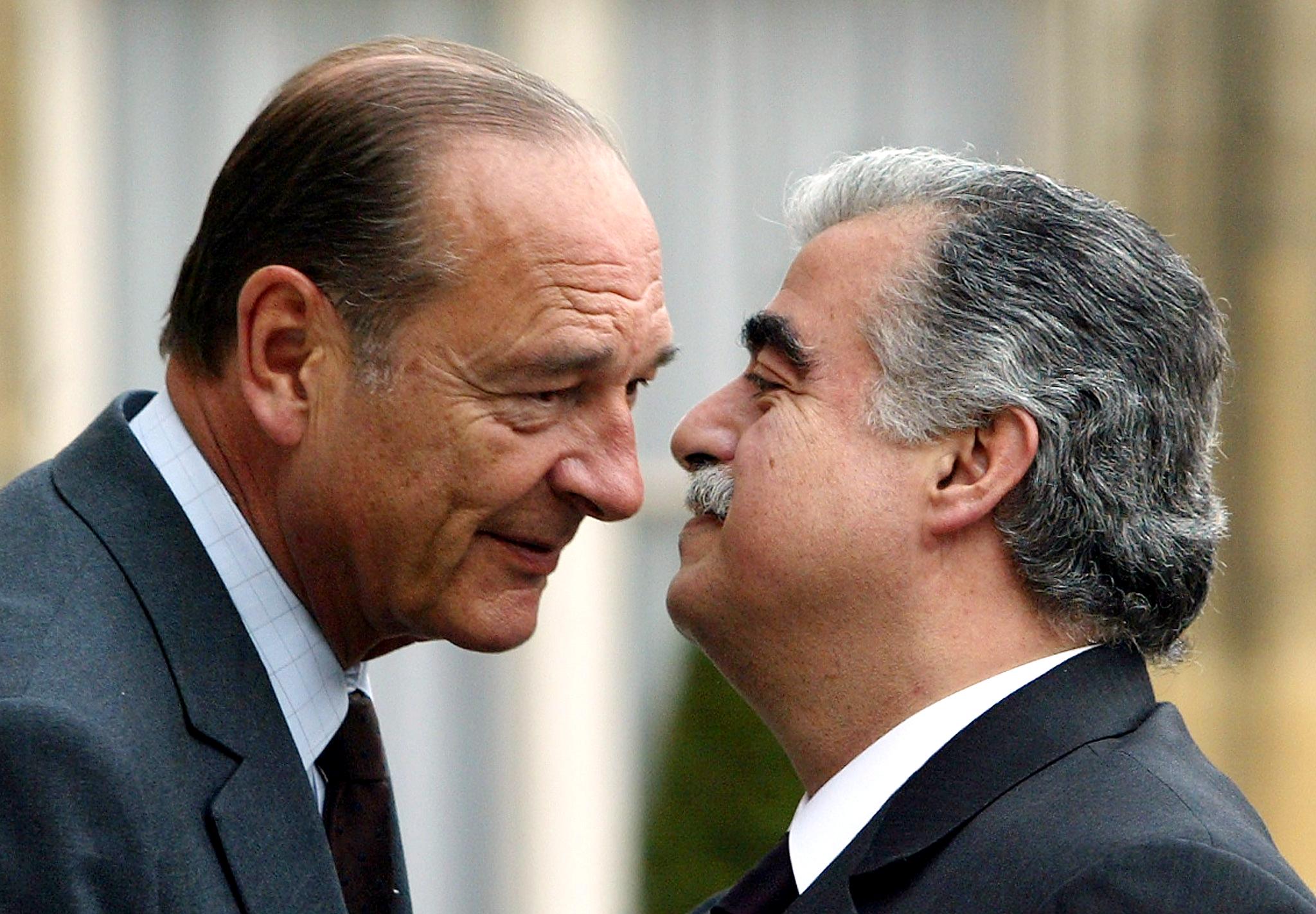 French President Jacques Chirac (L) welcomes Lebanese Prime Minister Rafiq Hariri in Paris on April 25, 2003