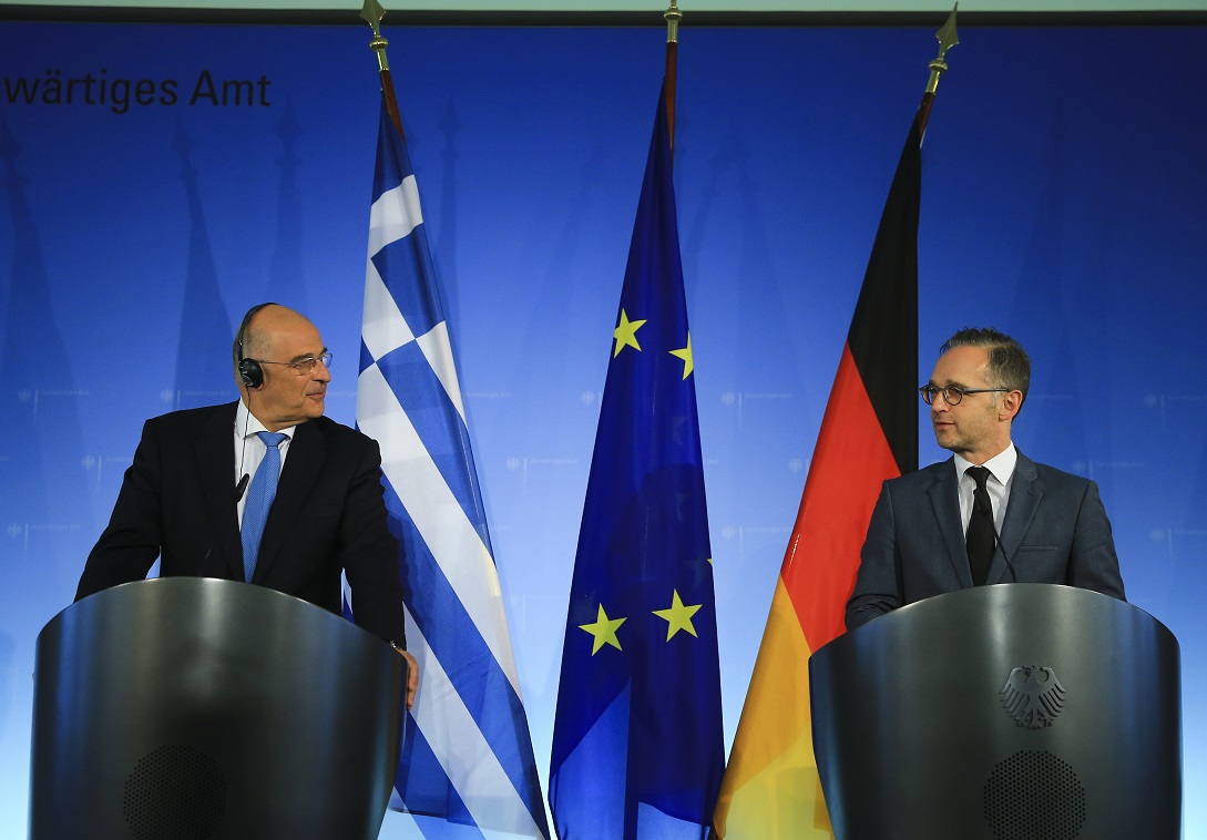 وزير الخارجية الألماني هايكو ماس ووزير الخارجية اليوناني نيكوس دندياس