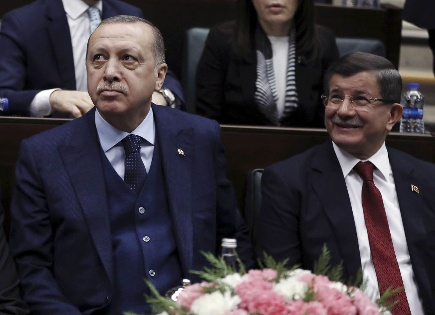 الرئيس التركي رجب طيب اردوغان مع رئيس الحكومة السابق أحمد داود أوغلو