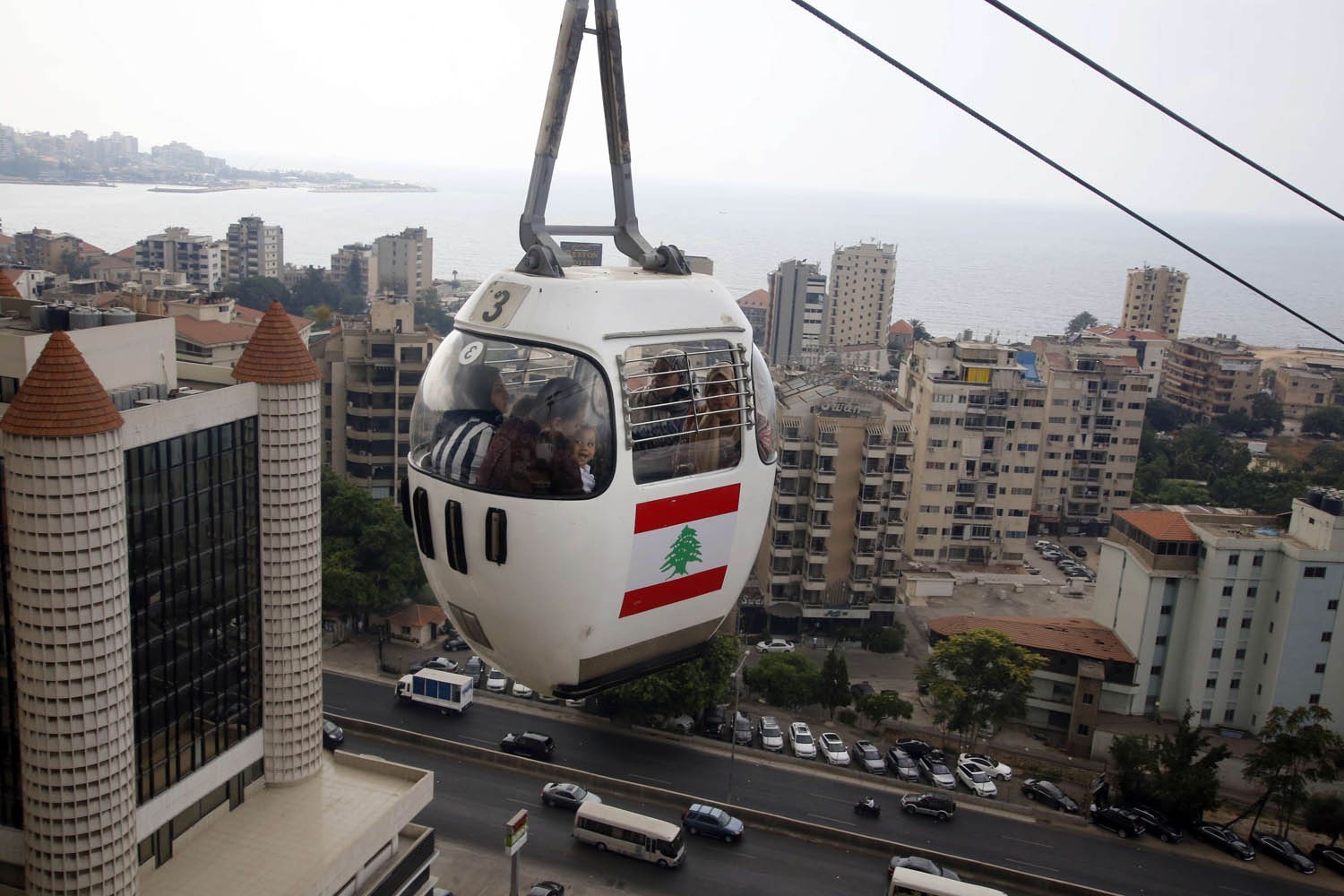 لبنانيون في تلفريك يربط الساحل بالجبل بالقرب من كنيسة مريم العذراء في بيروت
