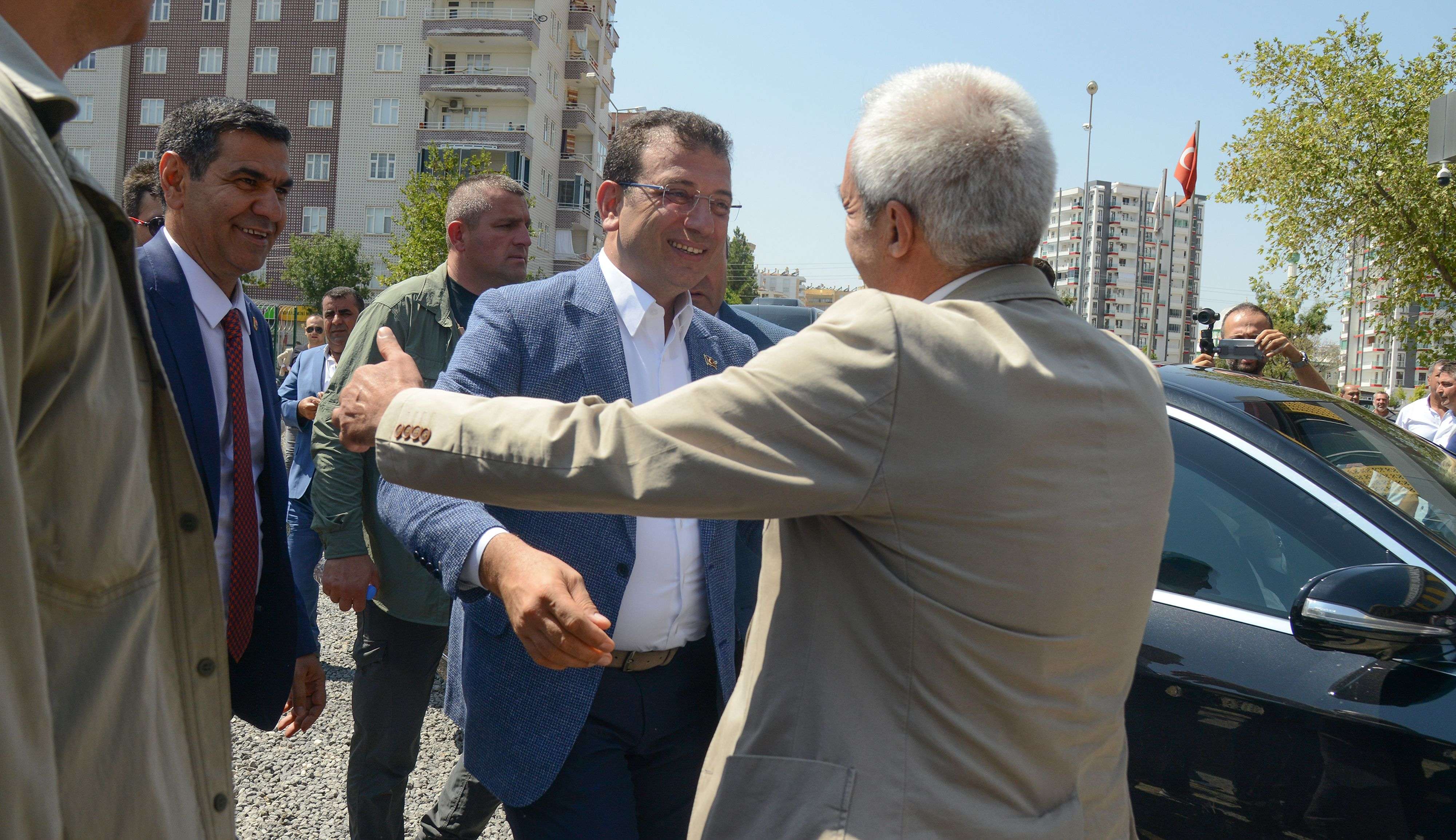 رئيس بلدية اسطنبول زار اثنين من رؤساء البلديات المعزولين