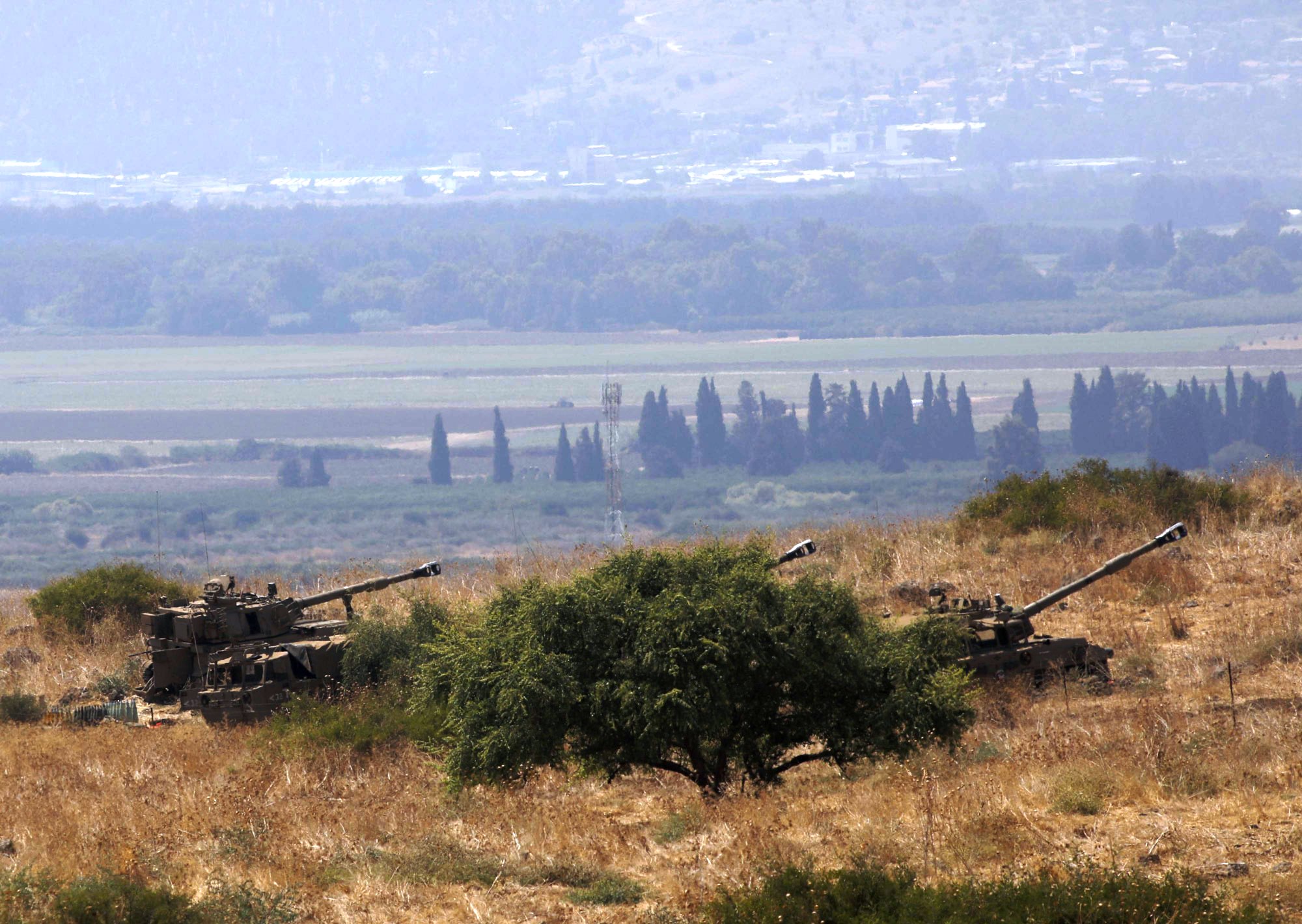 إسرائيل تقول إنها ردت على هجوم حزب الله بقصف مدفعي وغارات جوية على أهداف في جنوب لبنان