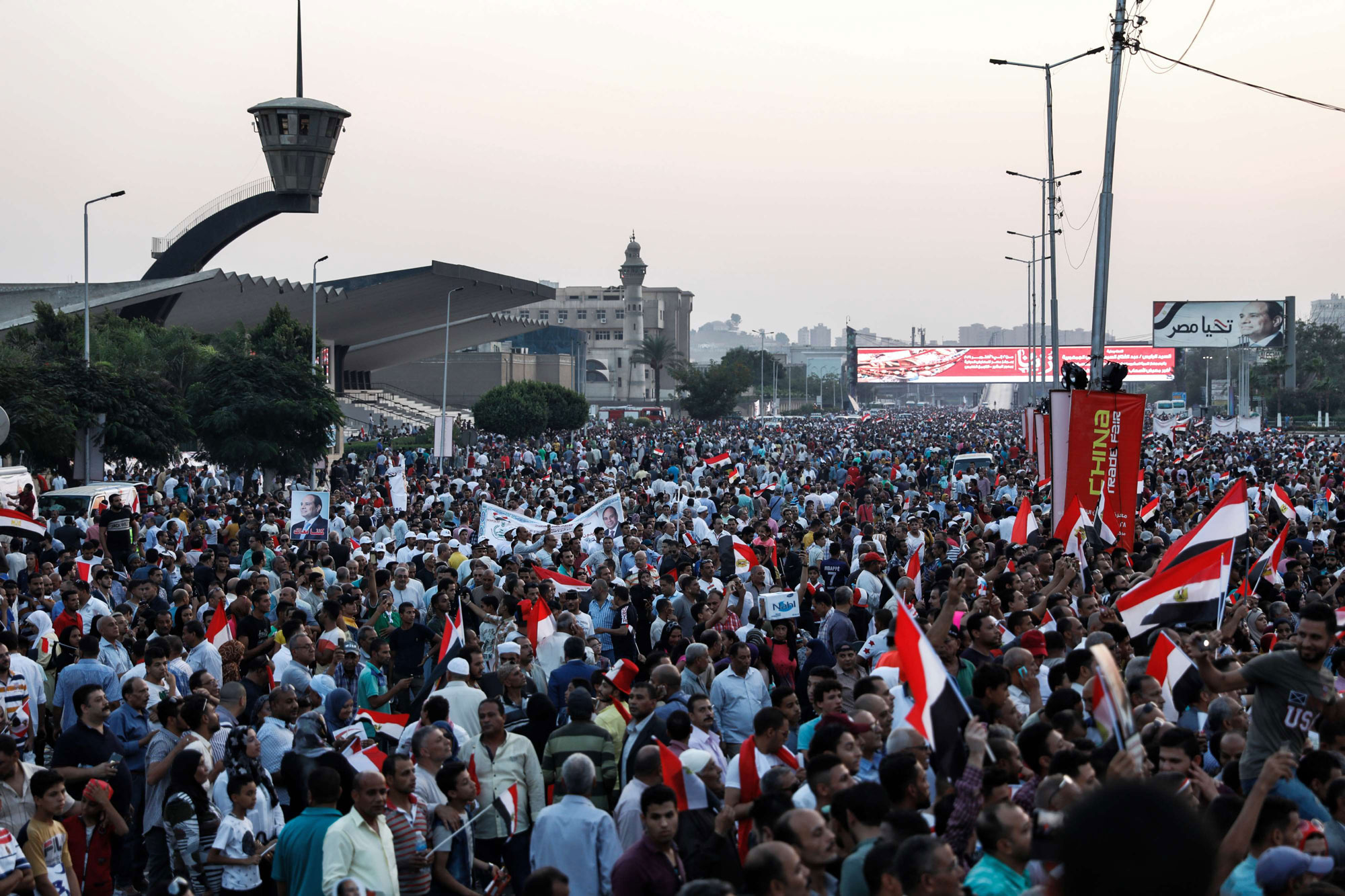 المئات في مسيرات حاشدة تأييدا للسيسي بعد مظاهرة محدودة مناوئة لحكمه