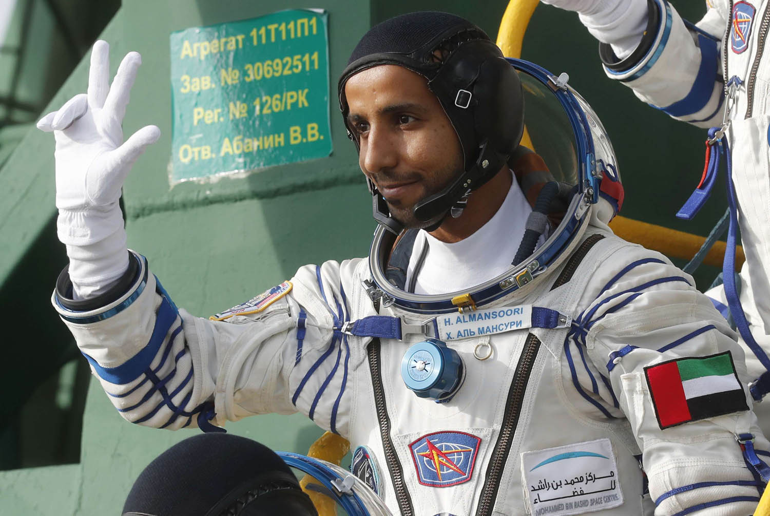 رائد الفضاء الإماراتي هزاع المنصوري يلوح قبل انطلاق المركبة إلى المحطة الفضائية