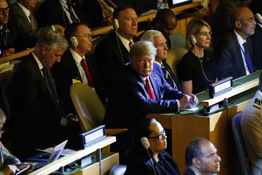 ترامب محاطا بنائبه مايك بينس ووزير خارجيته مايك بومبو والسفير الأميركي بالأمم المتحدة كيلي كرافت خلال افتتاح قمة المناخ