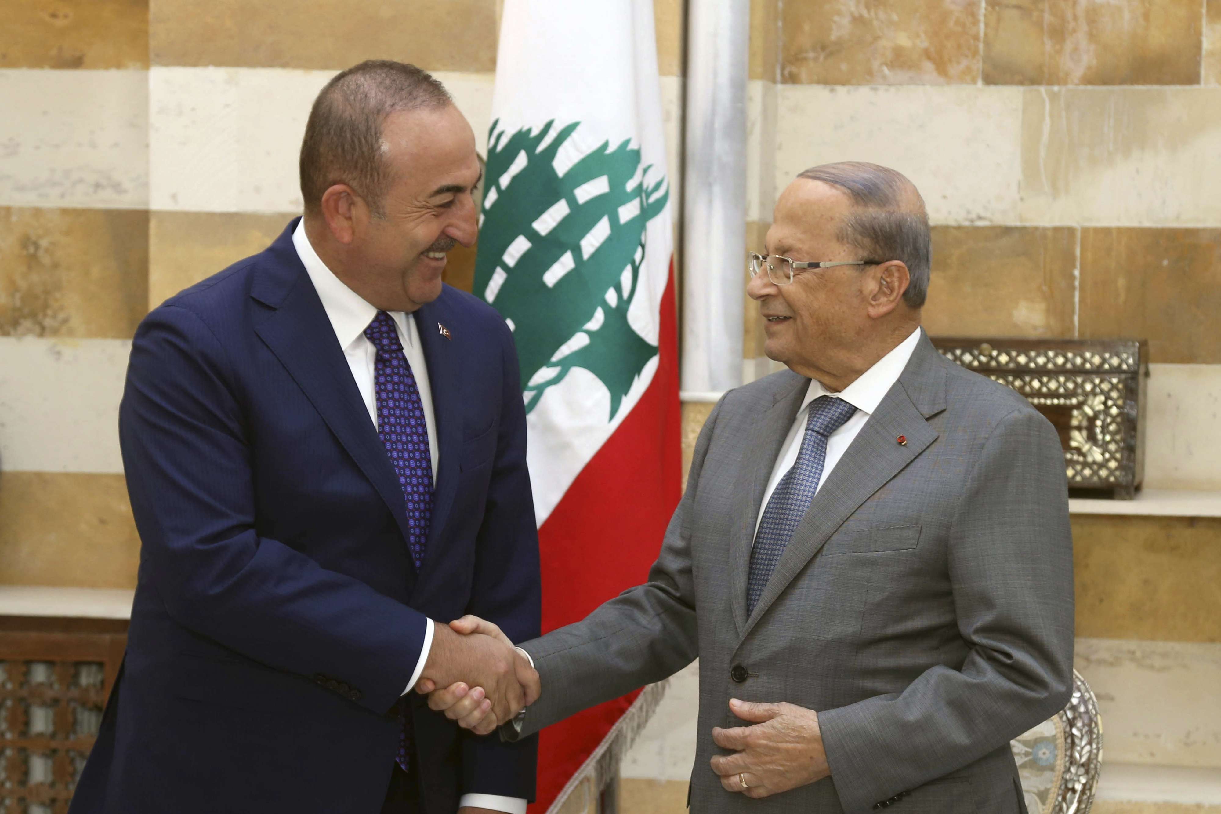 الرئيس اللبناني ميشال عون ووزير الخارجية التركي مولود جاويش اوغلو