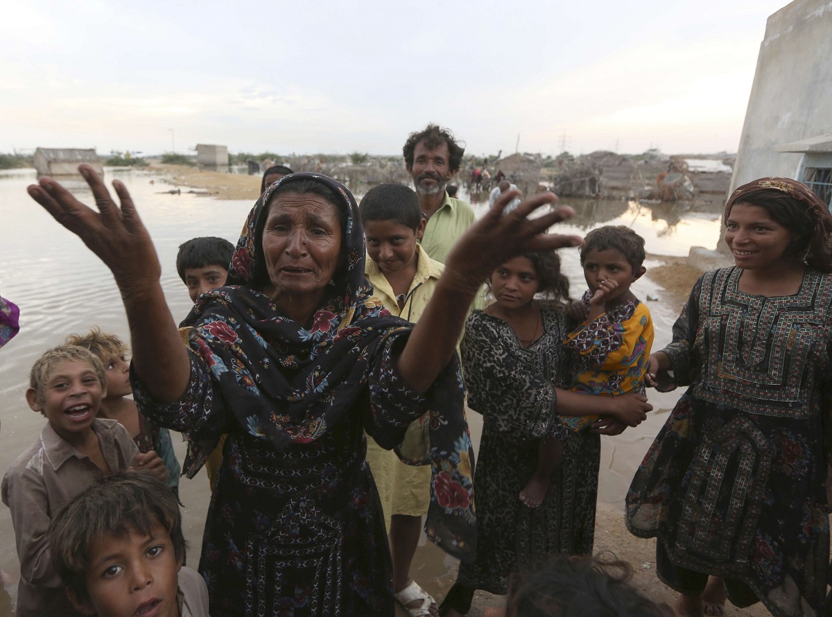 عائلة من ضحايا فيضان في باكستان
