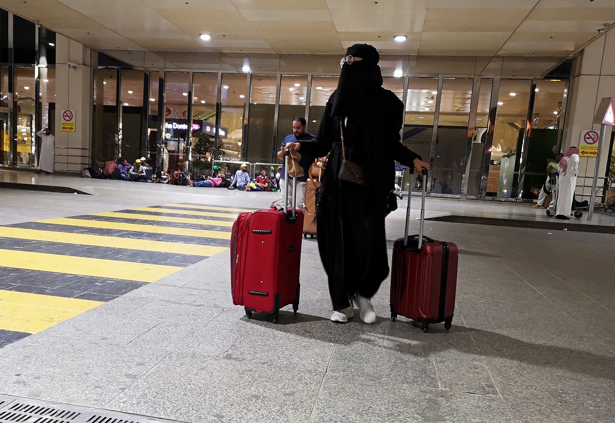 امرأة سعودية تجر حقائبها أمام مطار الملك فهد الدولي في الدمام