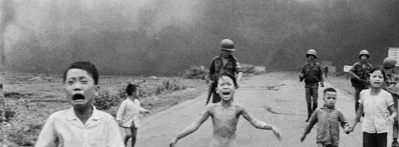 الطفلة كيم فوك فان ثي وأخوتها يهربون من قذيفة نابالم عام 1972