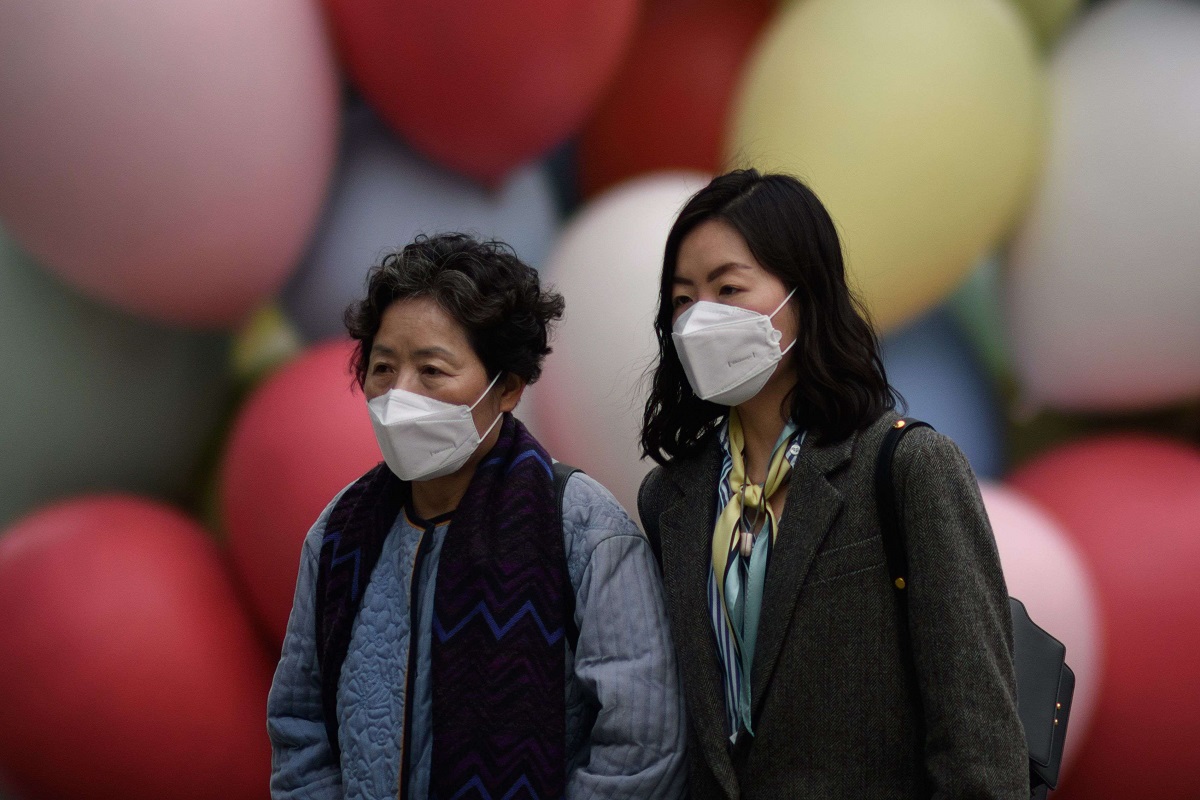 امرأتان تلبسان كمامة لاتقاء تلوث الهواء في سيول عاصمة كوريا الجنوبية