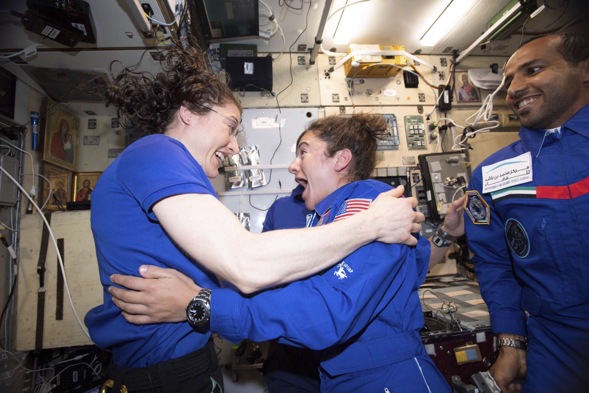 رائدتا الفضاء كريستينا كوتش وجيسيكا مائير 