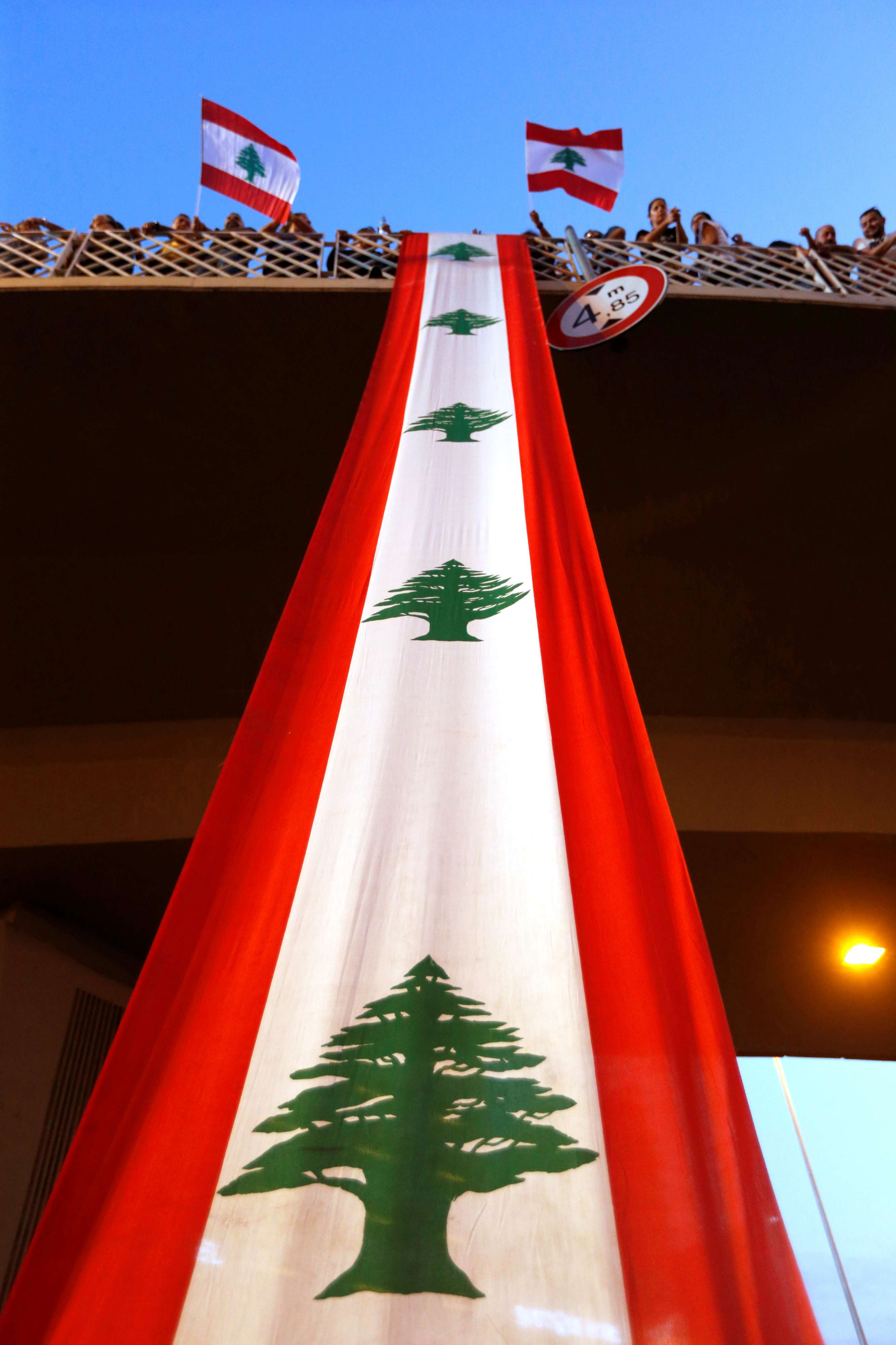 احتجاجات لبنان لم ترفع إلا العلم اللبناني عابرة للطوائف