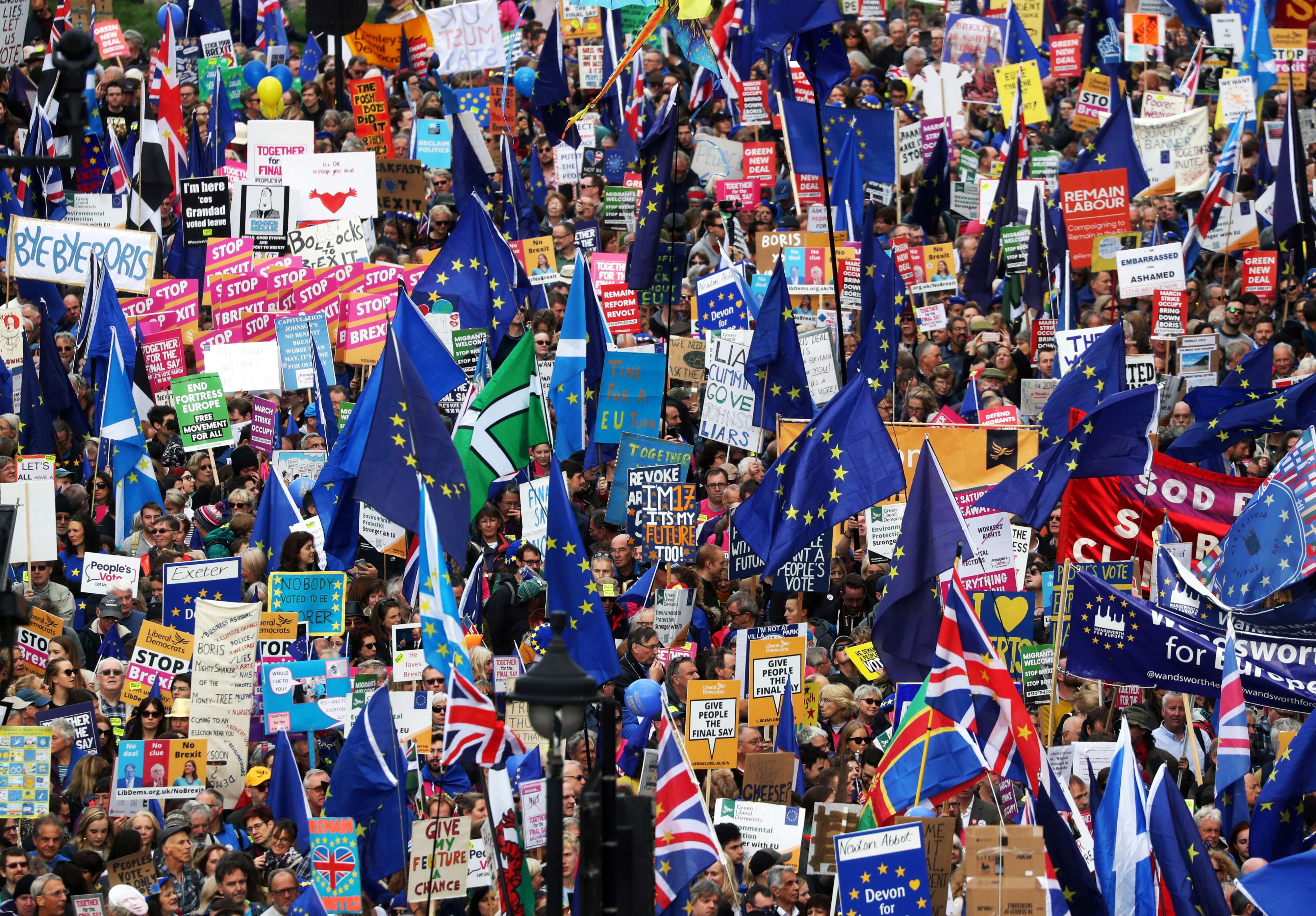آلاف البريطانيين يطالبون بإجراء استفتاء ثان على بريكست للخروج من الأزمة