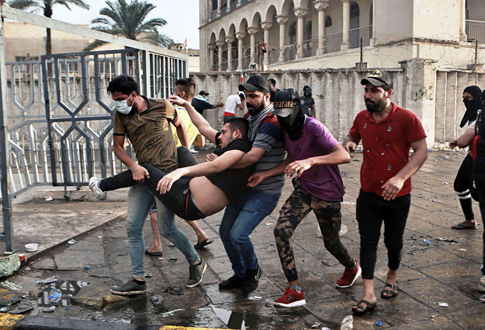 إصابة العشرات بصفوف المحتجين العراقيين