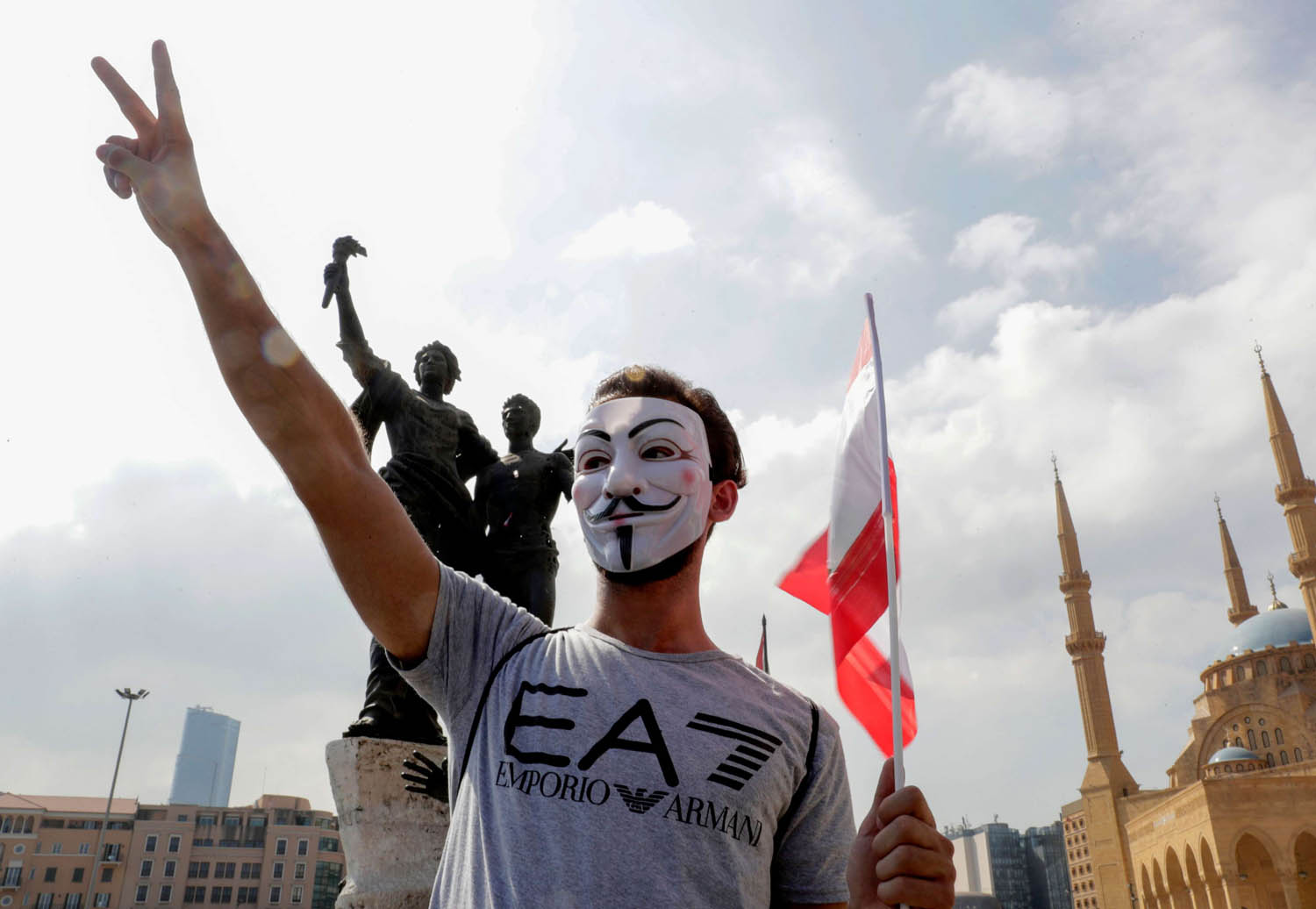 متظاهر لبناني مقنع امام ساحة الشهداء في بيروت