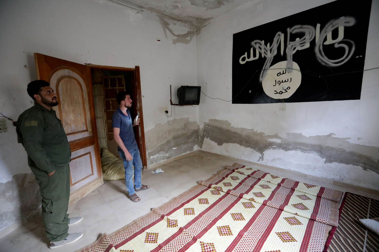راية داعش في منزل في تل ابيض في سوريا