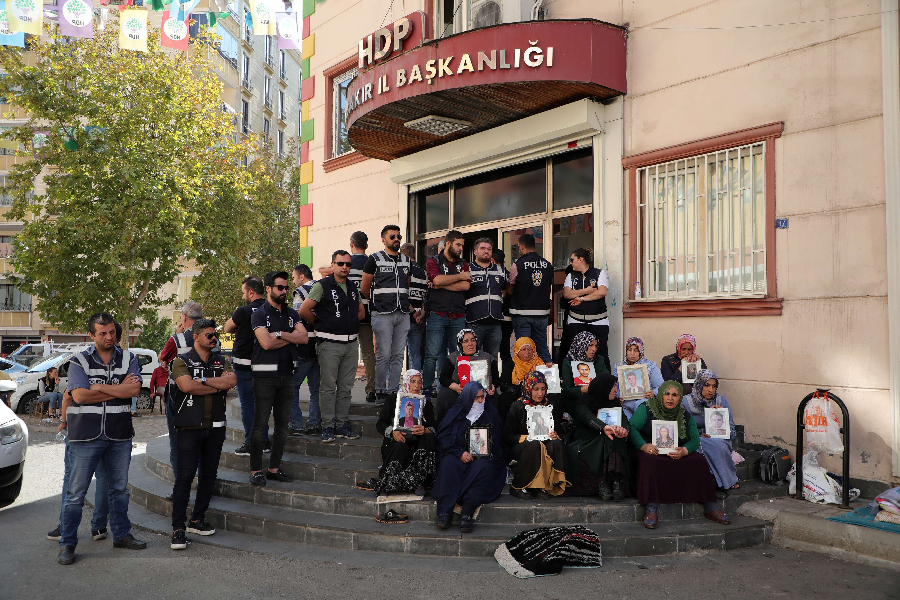 احتجاجات امام مقر حزب الشعوب الكردي تنظمها الدولة التركية لتشويه سمعة الحزب